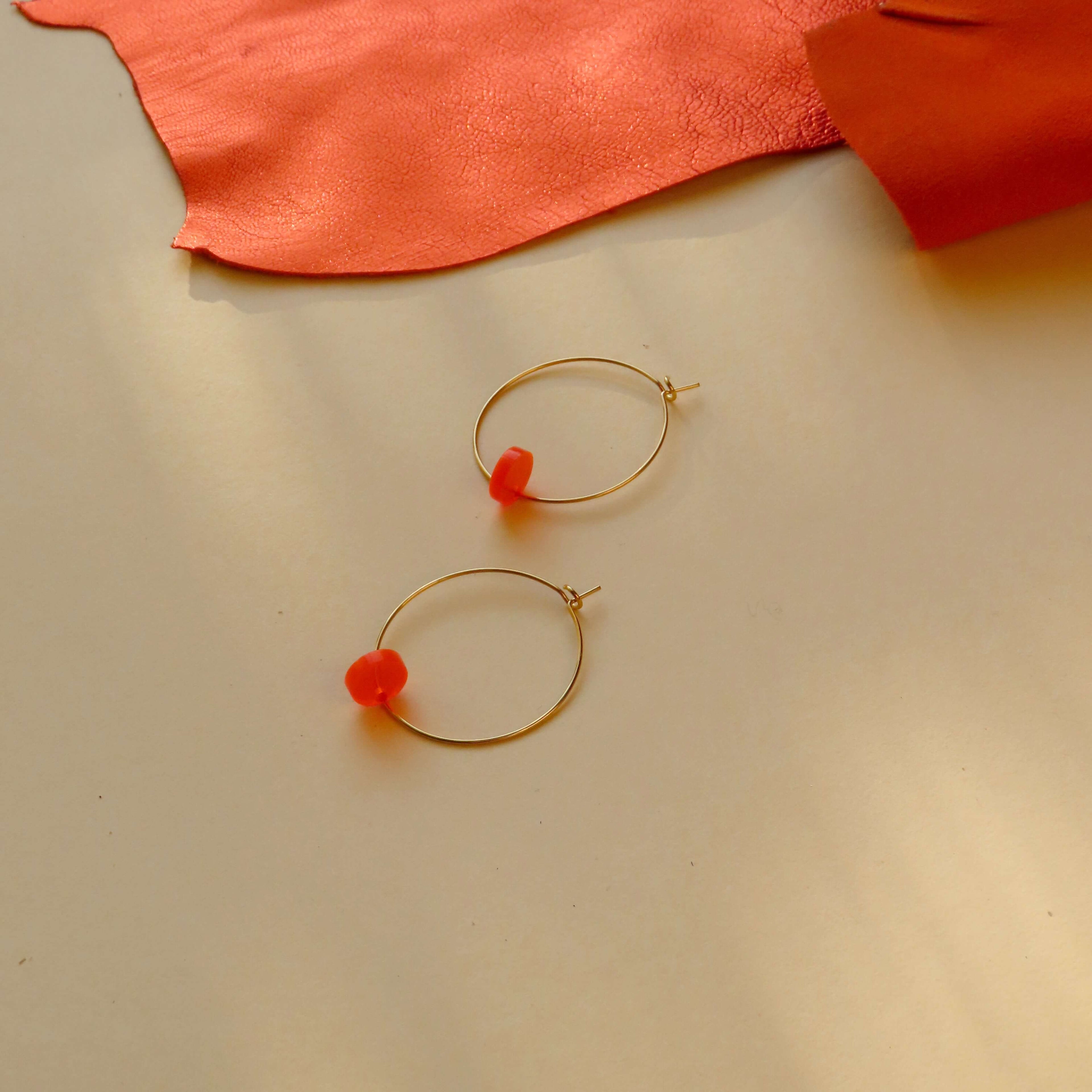 Neon Orange Dots Hoops aus Edelstahl