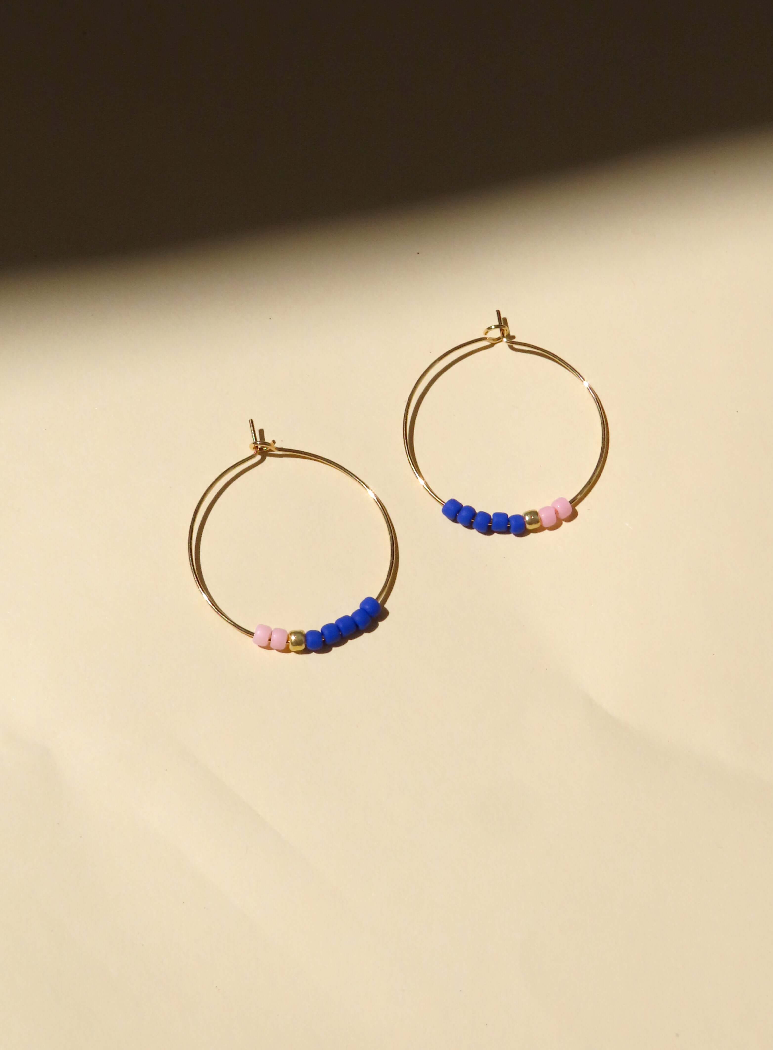Hoops aus Edelstahl mit Toho Seed Perlen in blau und rosa