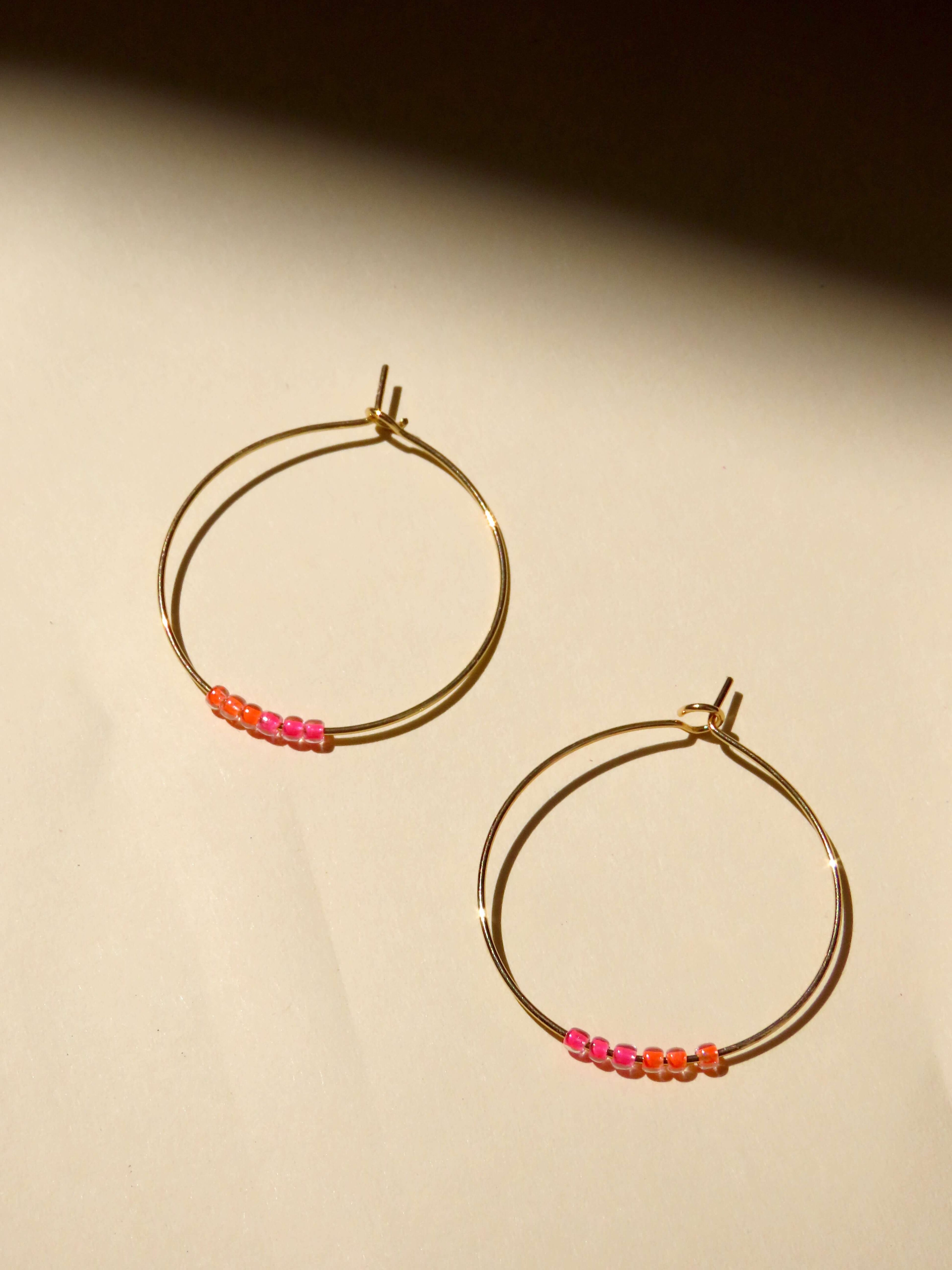 Hoops aus Edelstahl mit neon Toho Seed Perlen