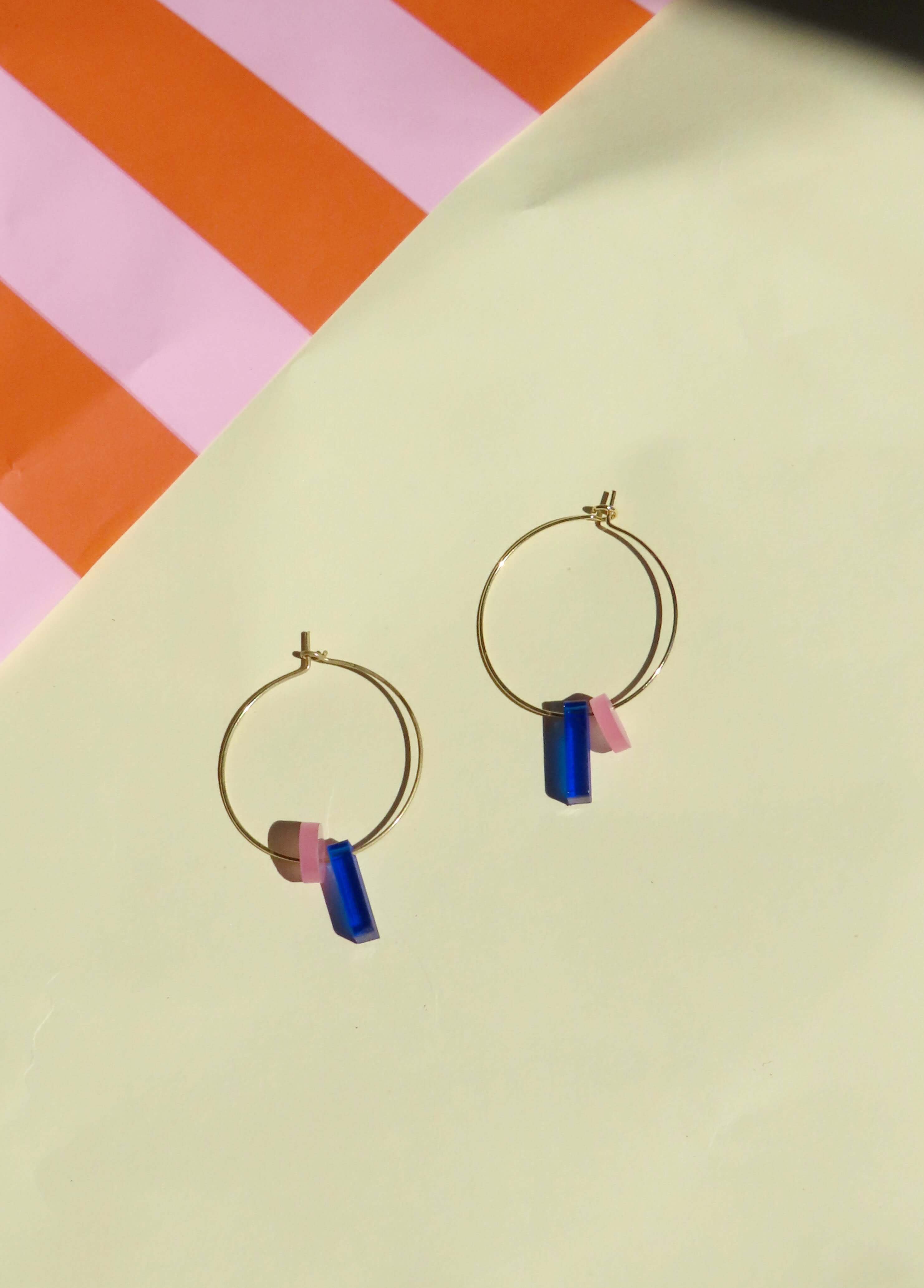 Dots mit Stick Hoops aus vergoldetem Edelstahl in königsblau & eisrosa