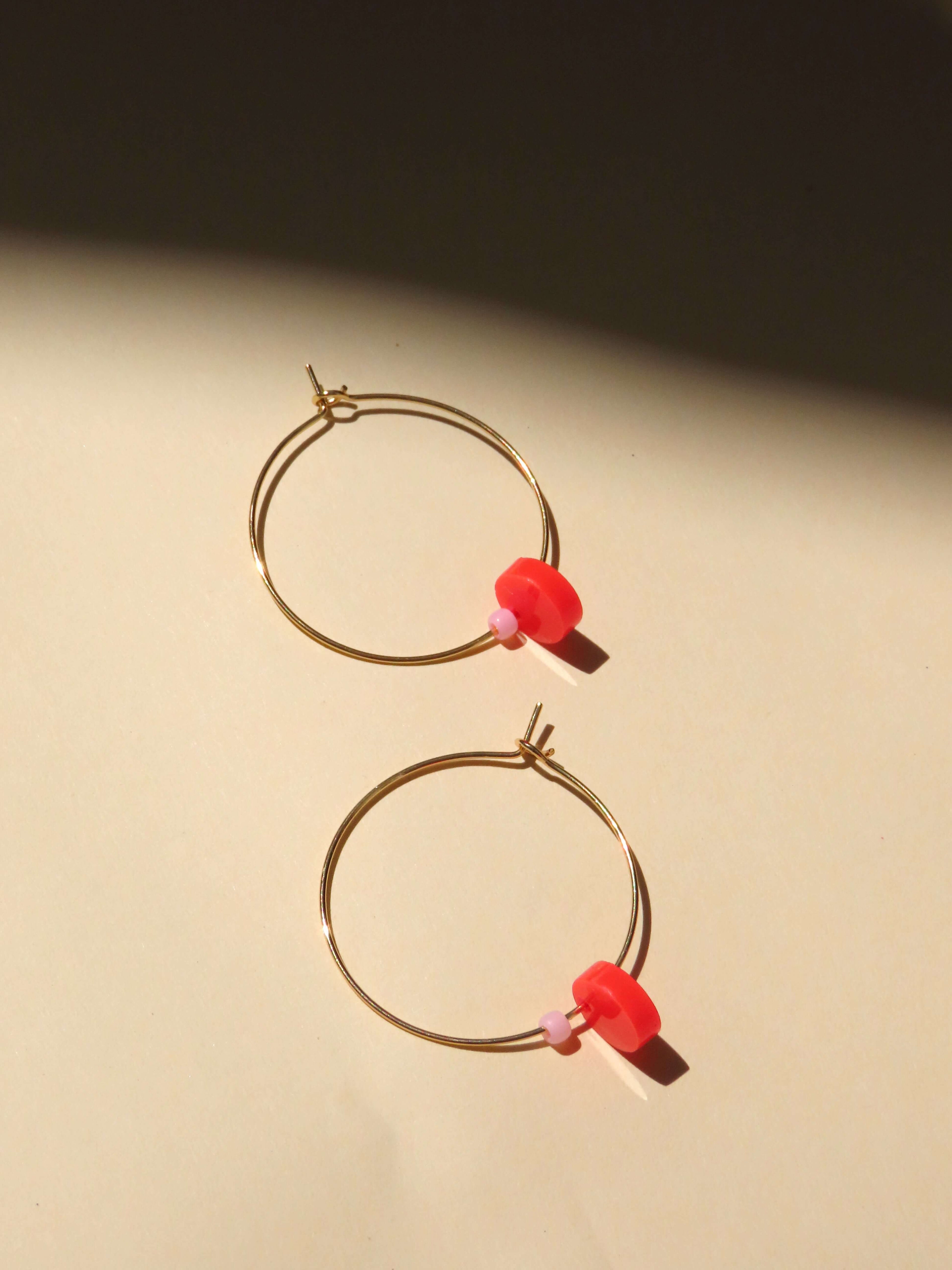 Dots mit Perle Hoops aus Edelstahl feuerrot