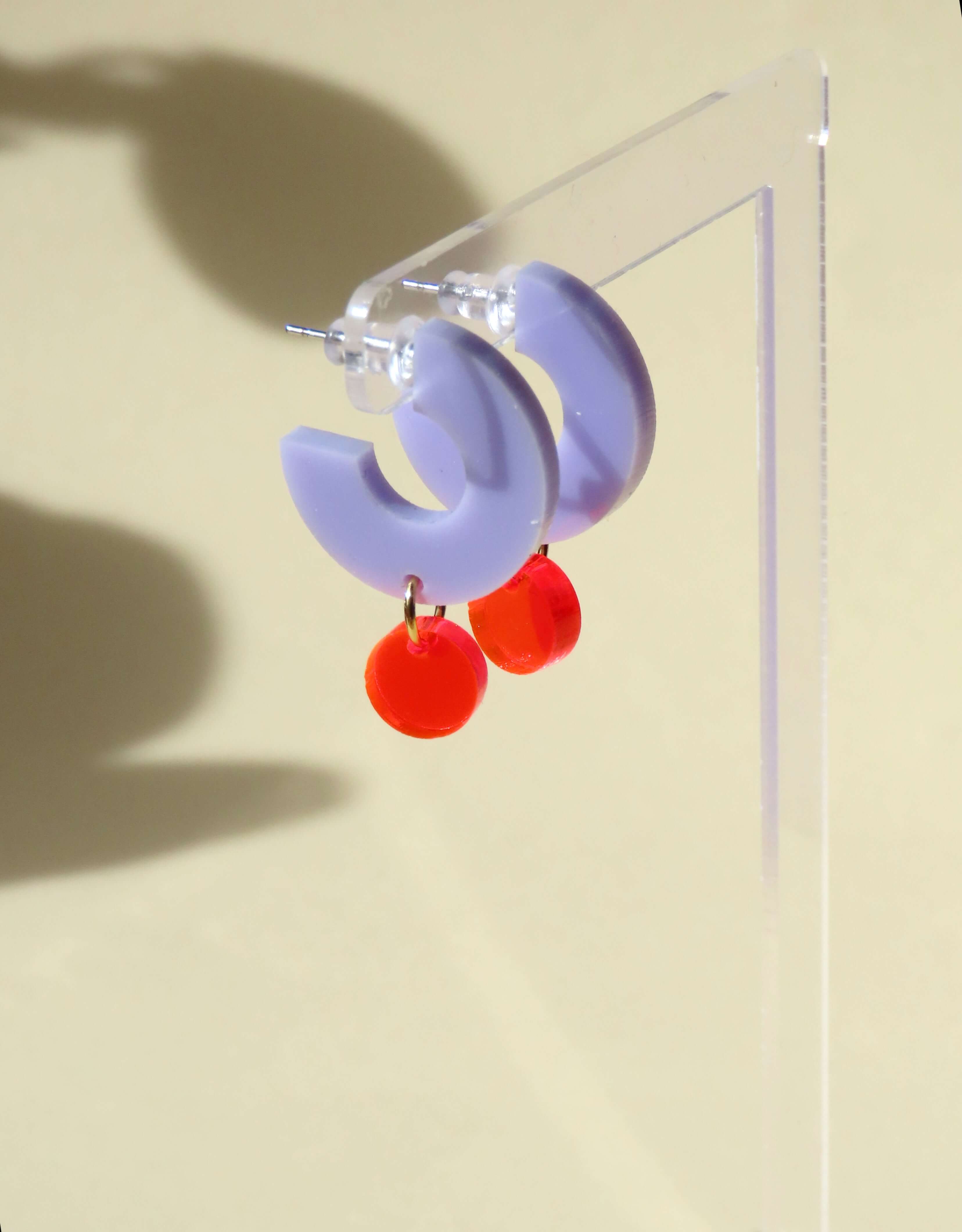 Creolen Silva aus Acryl und Edelstahl in flieder und neonorange