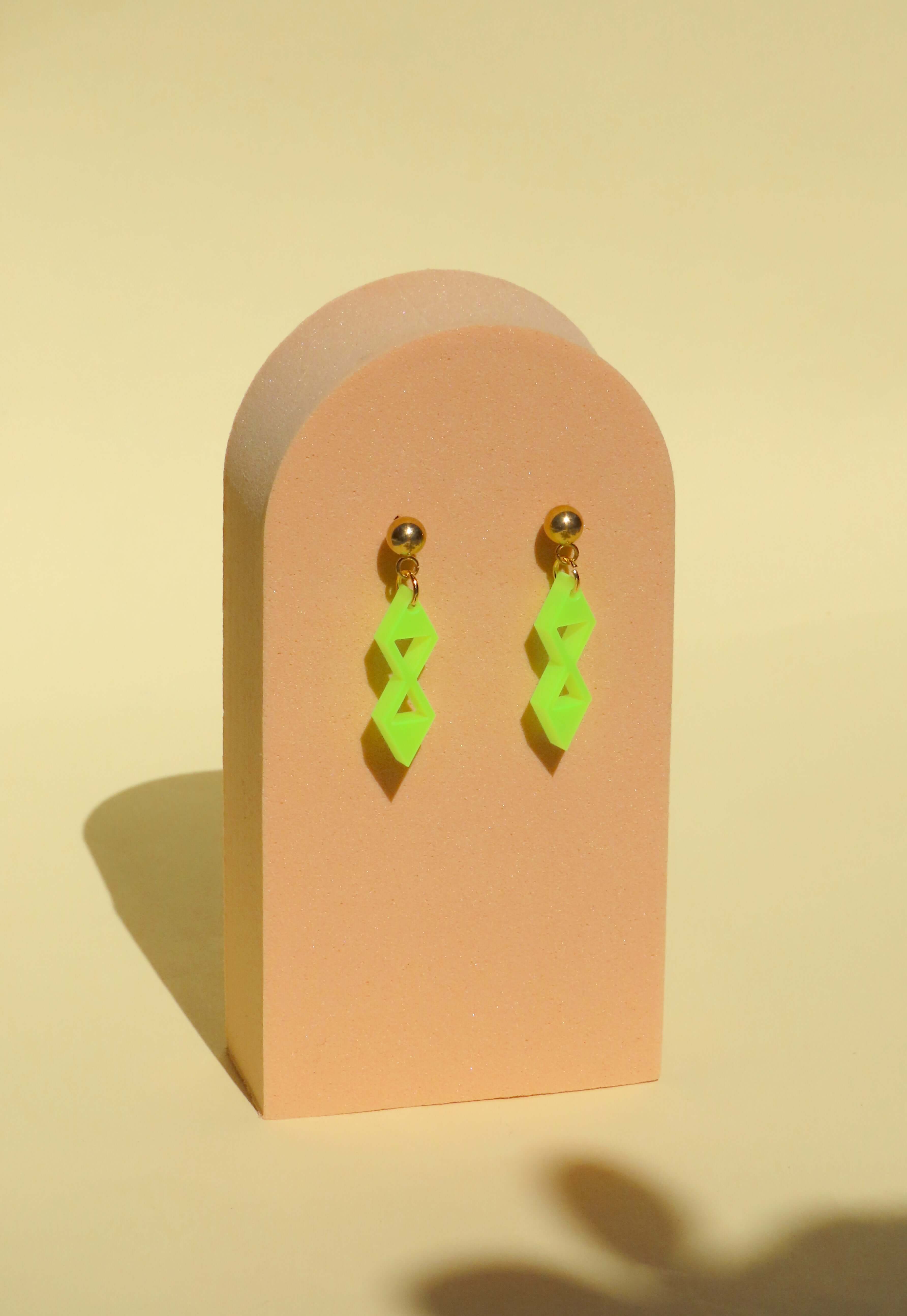 Geometrische Neon Acryl Ohrstecker – Einzigartige Doppelraute in Gelb-Grün