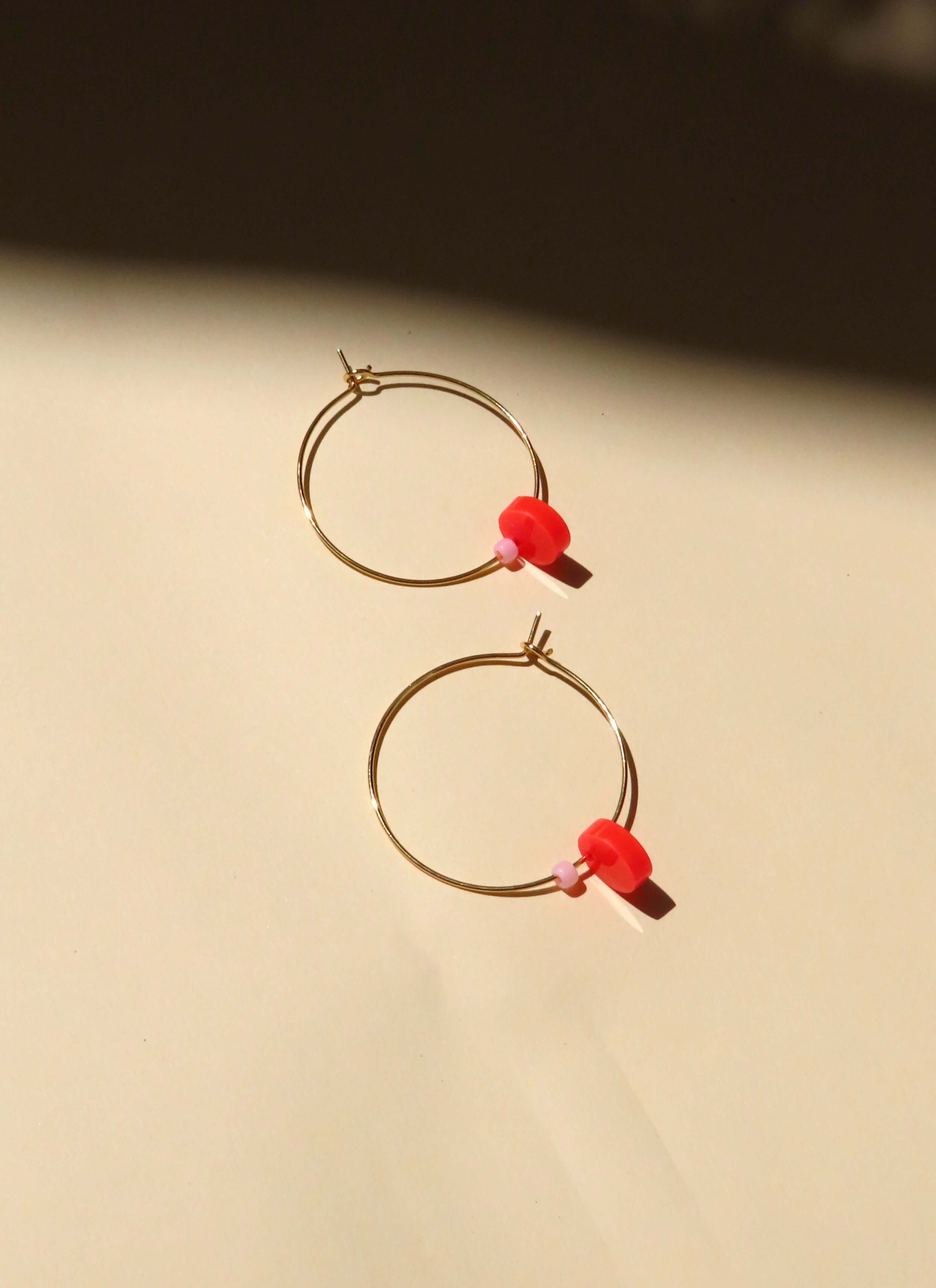 Dots mit Perle Hoops aus Edelstahl feuerrot