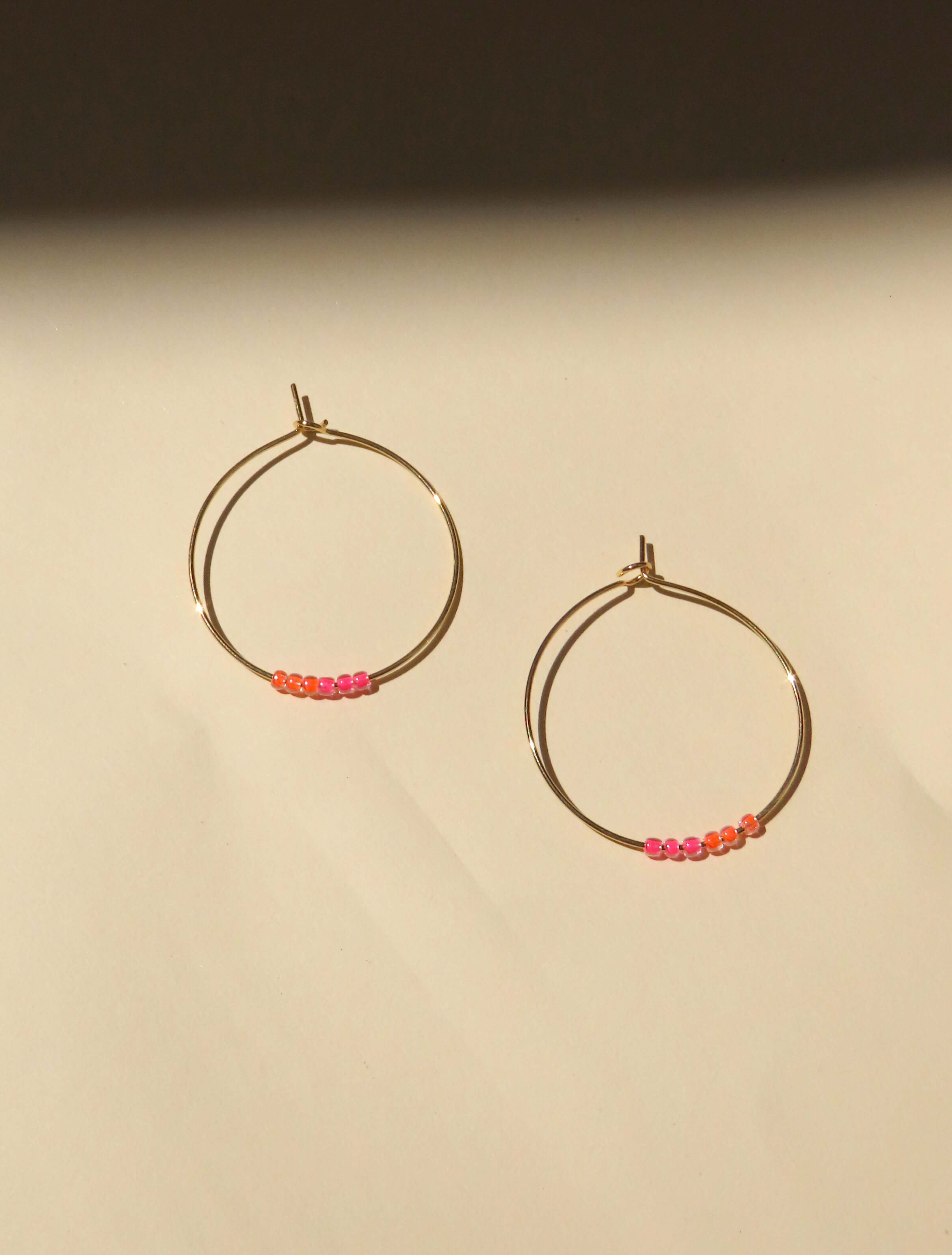 Hoops aus Edelstahl mit neon Toho Seed Perlen