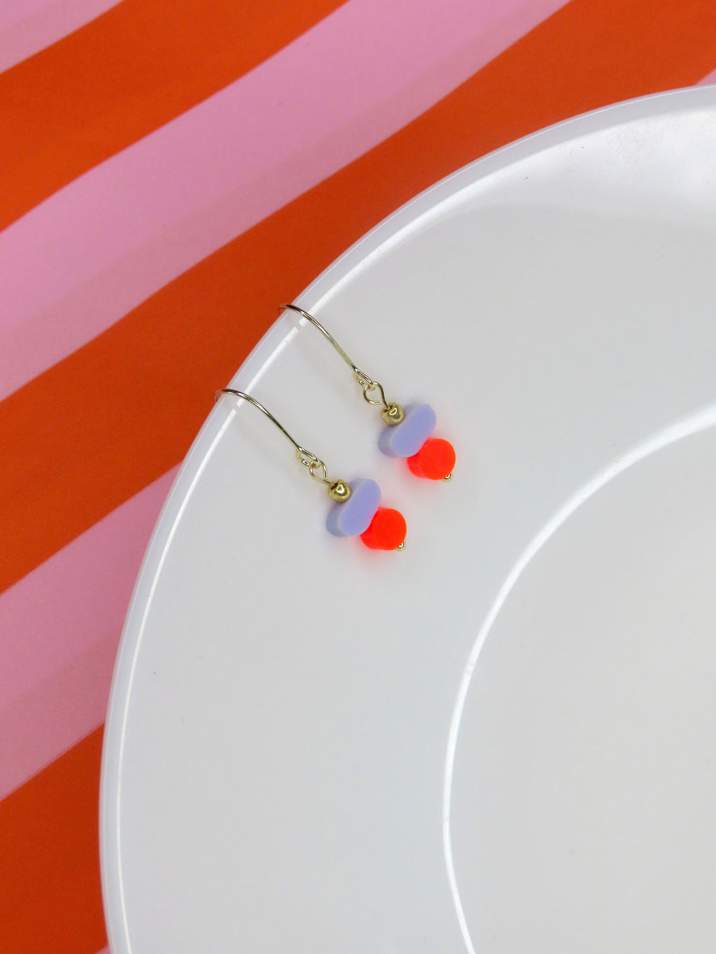 Color Treats Ohrringe neon flieder mit gold filled Elementen