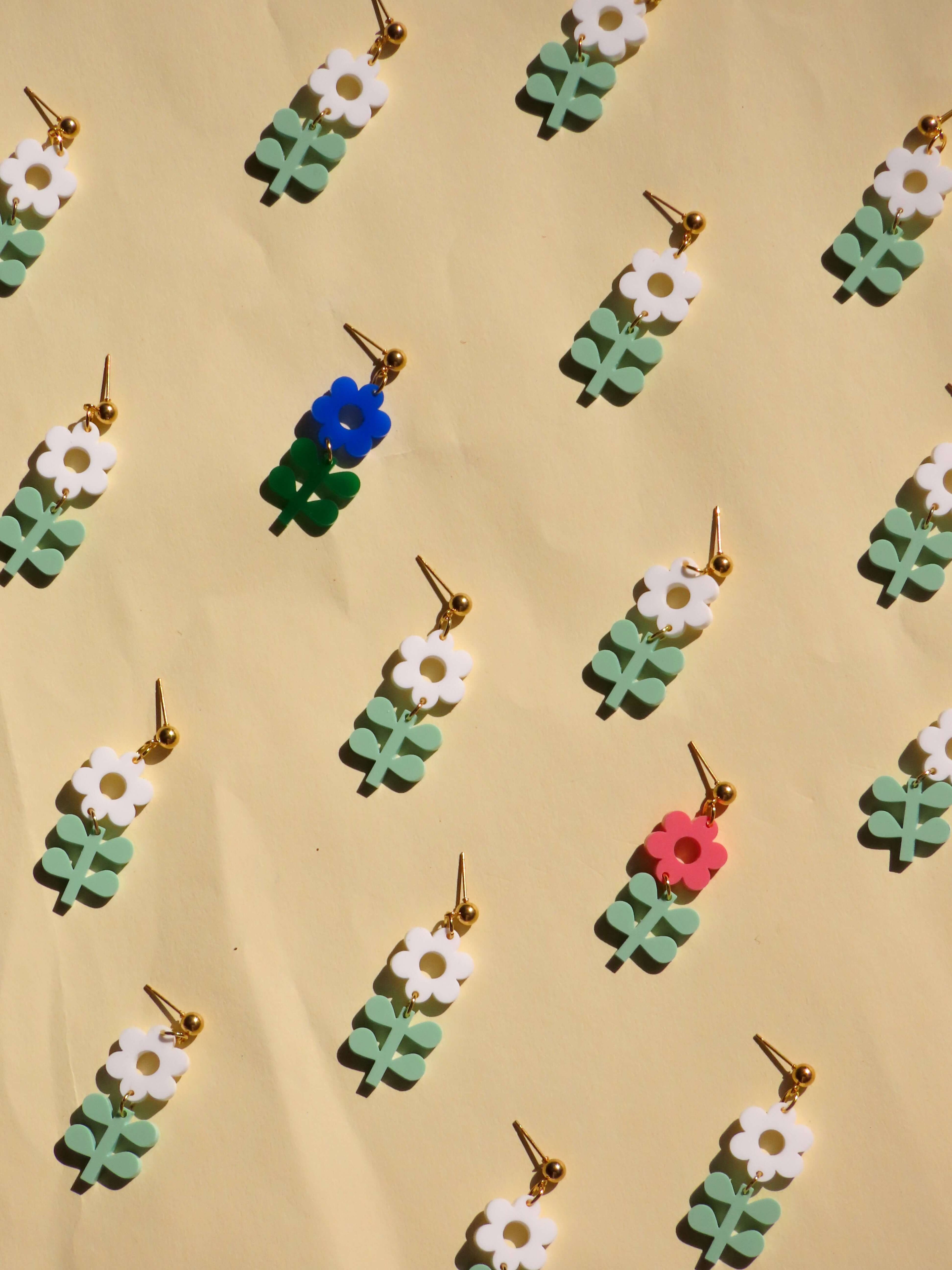 Statement-Ohrringe Blume & Blatt – Frühlingshafte Blumenohrringe in Blau und Grün
