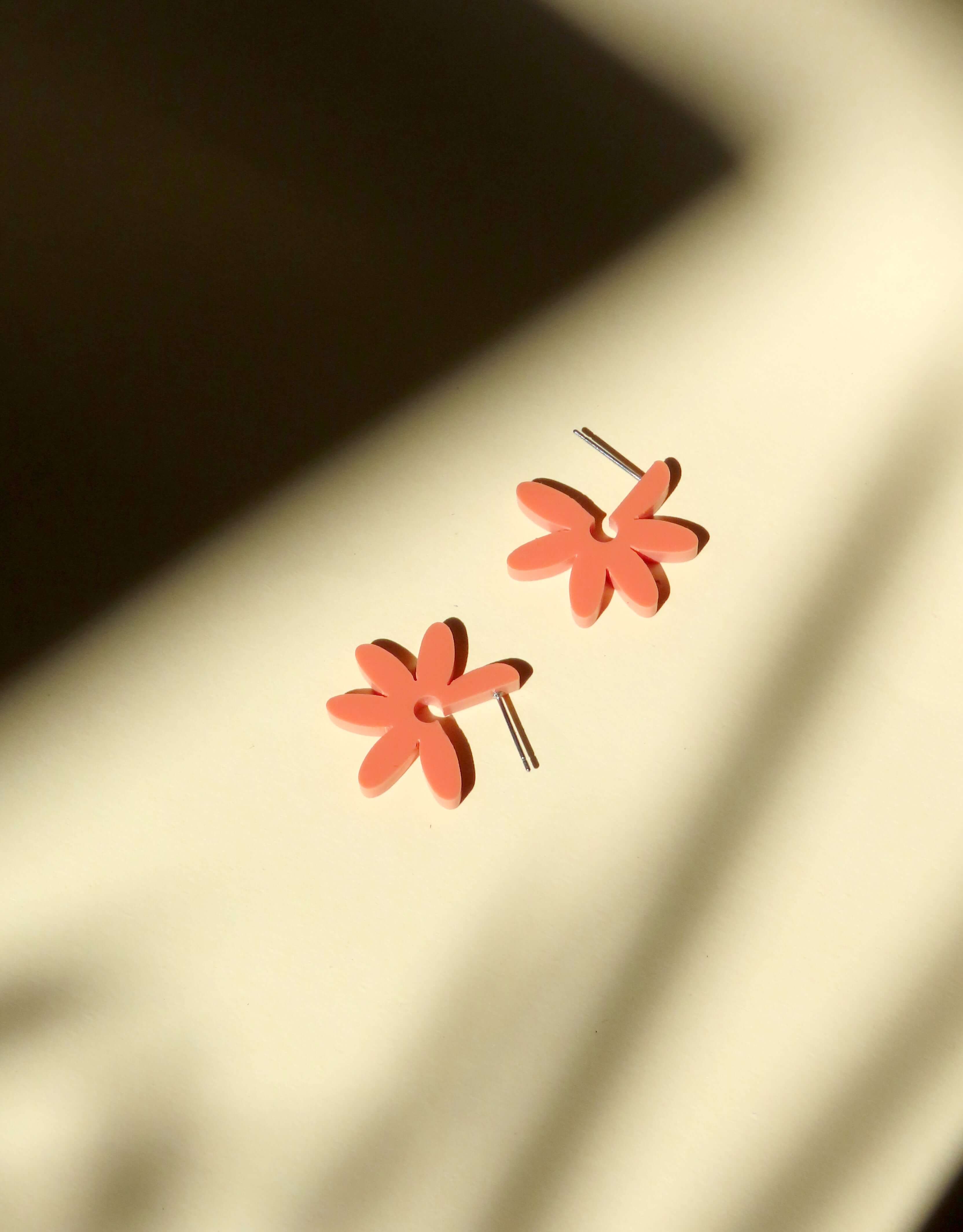 Creolen Flower aus Acryl und Edelstahl in peach