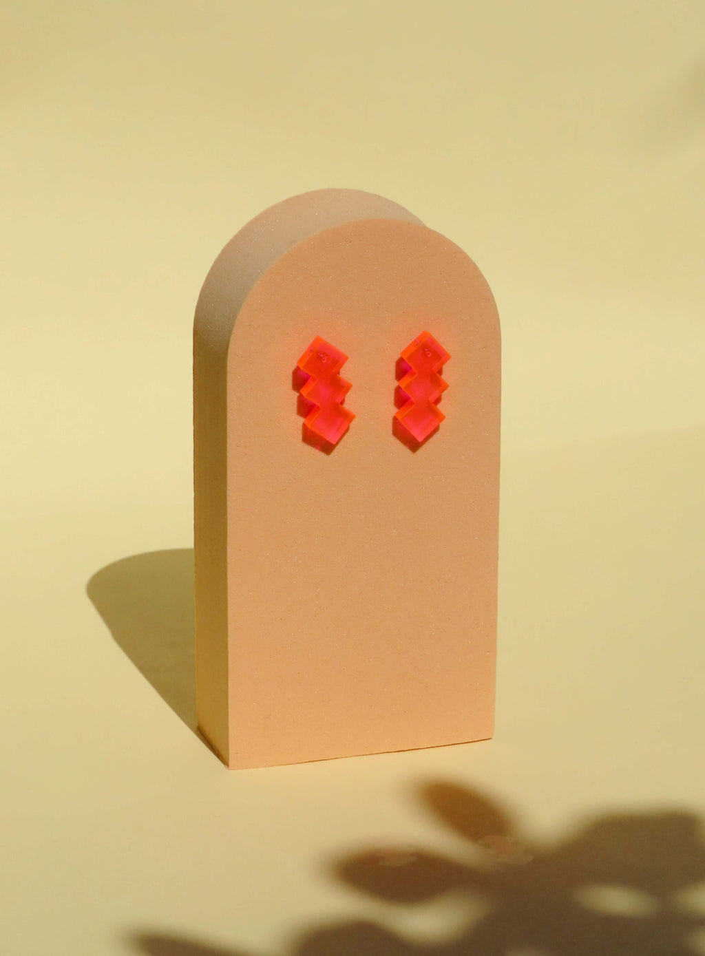 Geometric Glow: Neon-Pinke Acryl Ohrstecker