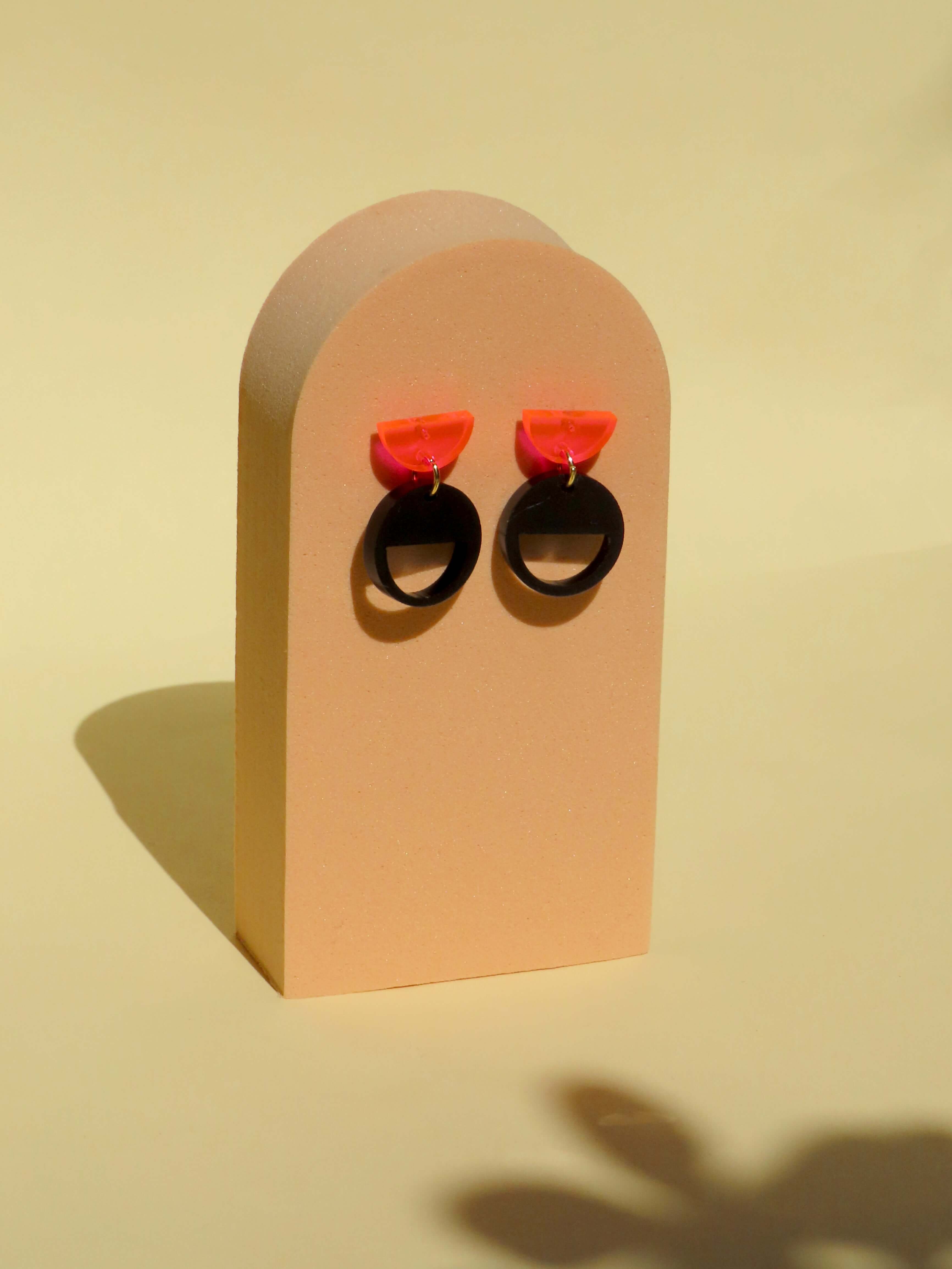 Halbkreis-Kombi Ohrstecker – Neonpinkes Acryl mit schwarzem Anhänger