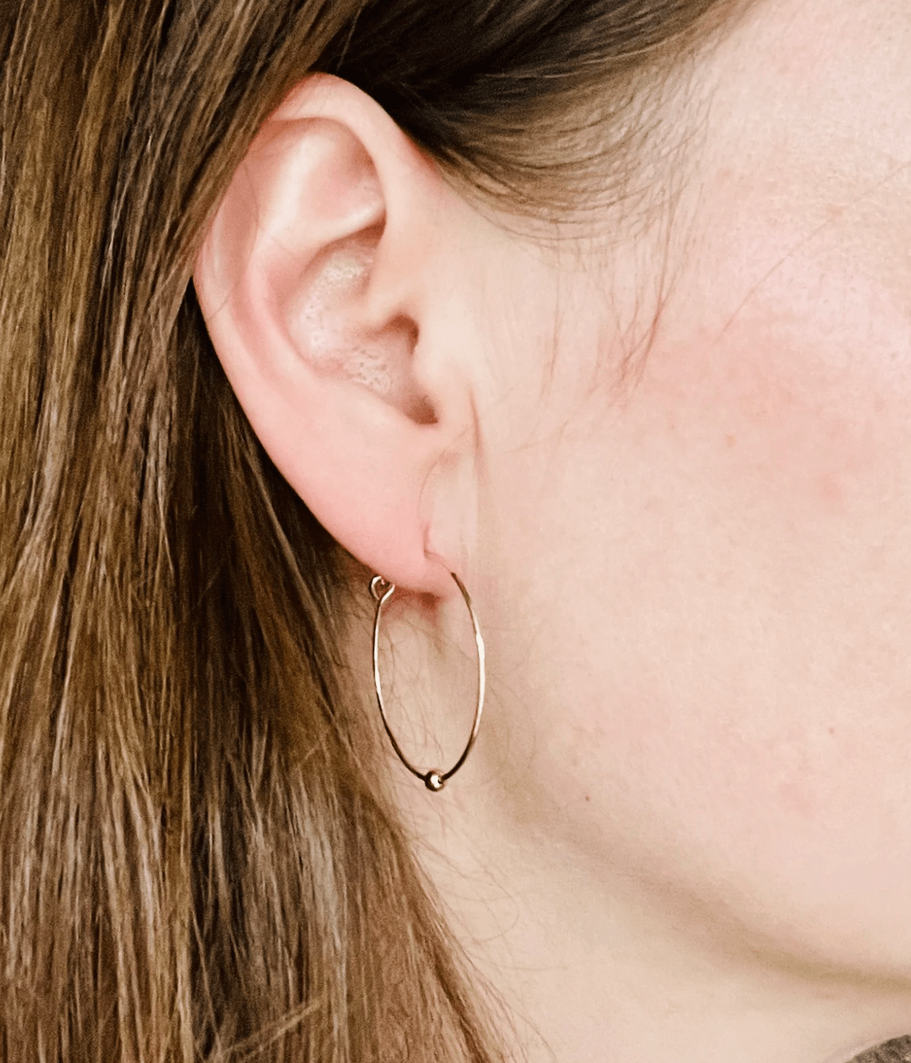 Hoops aus vergoldetem Edelstahl mit Toho Seed Perlen in blau rot