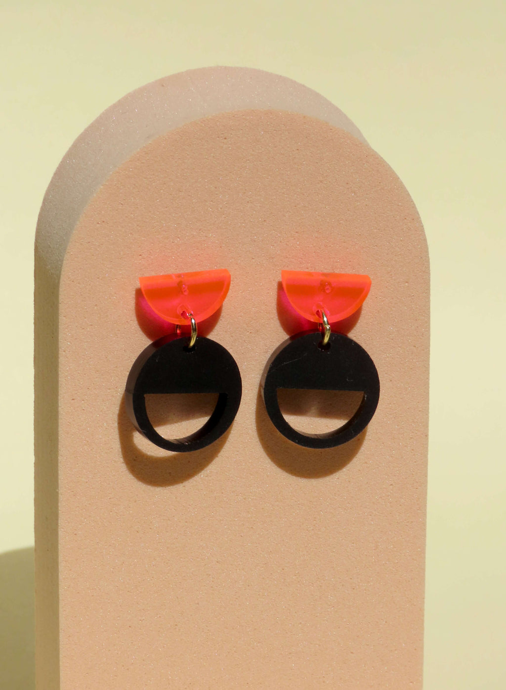 Halbkreis-Kombi Ohrstecker – Neonpinkes Acryl mit schwarzem Anhänger