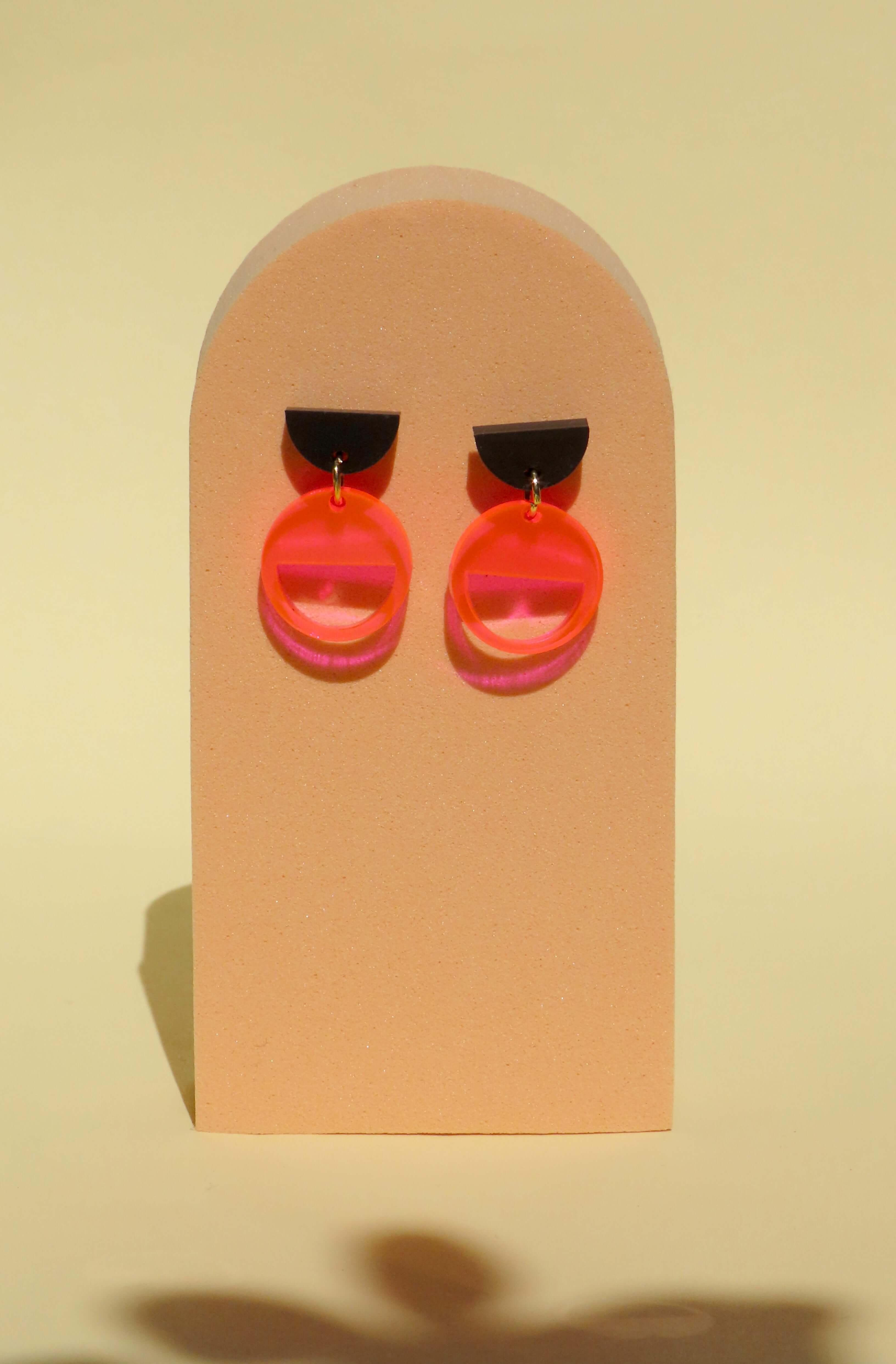 Kontrast Ohrringe in Schwarz & Neon-Pink Transparent – Halbkreis trifft Kreis