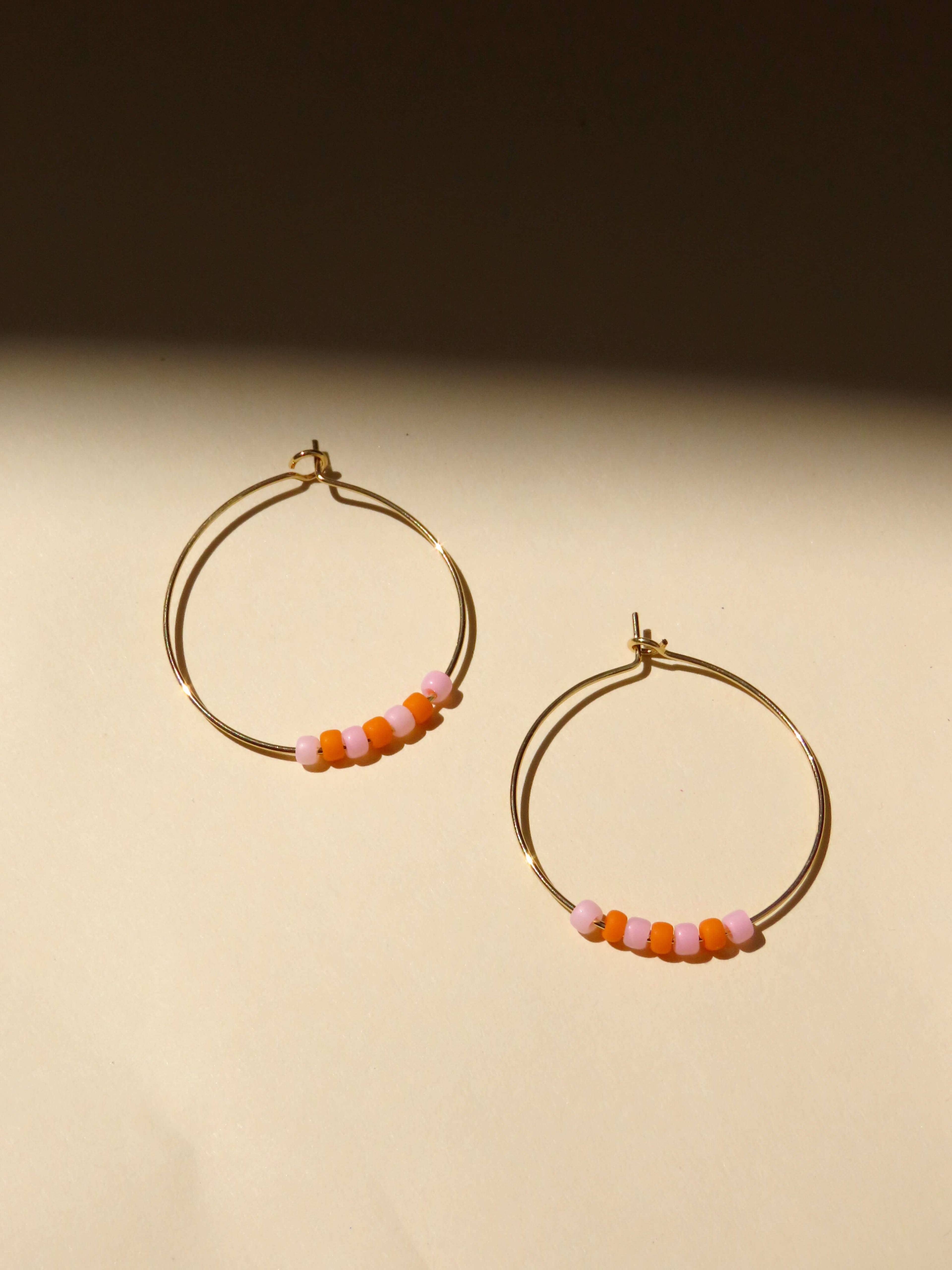 Hoops aus Edelstahl mit Toho Seed Perlen in rosa und orange