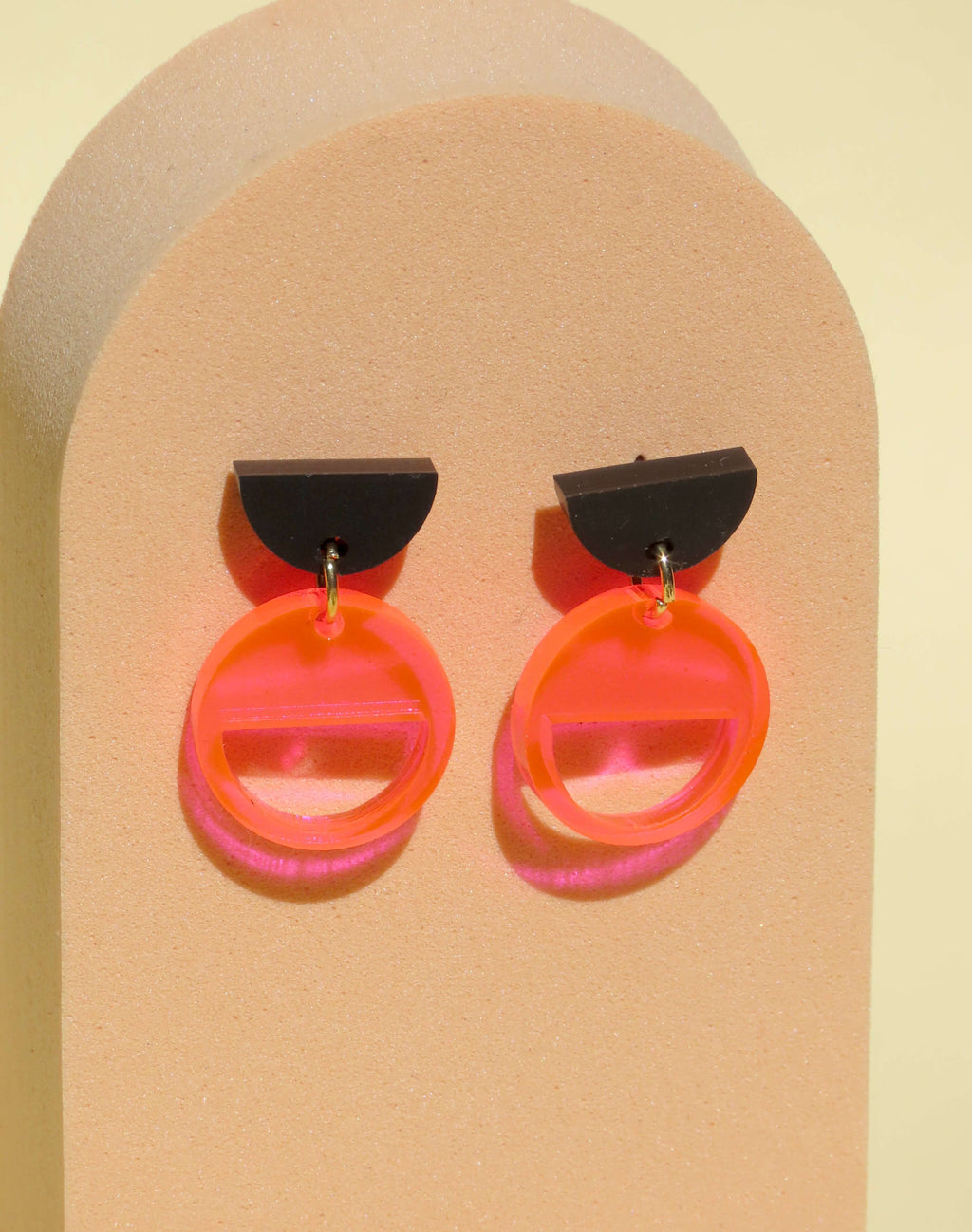 Kontrast Ohrringe in Schwarz & Neon-Pink Transparent – Halbkreis trifft Kreis