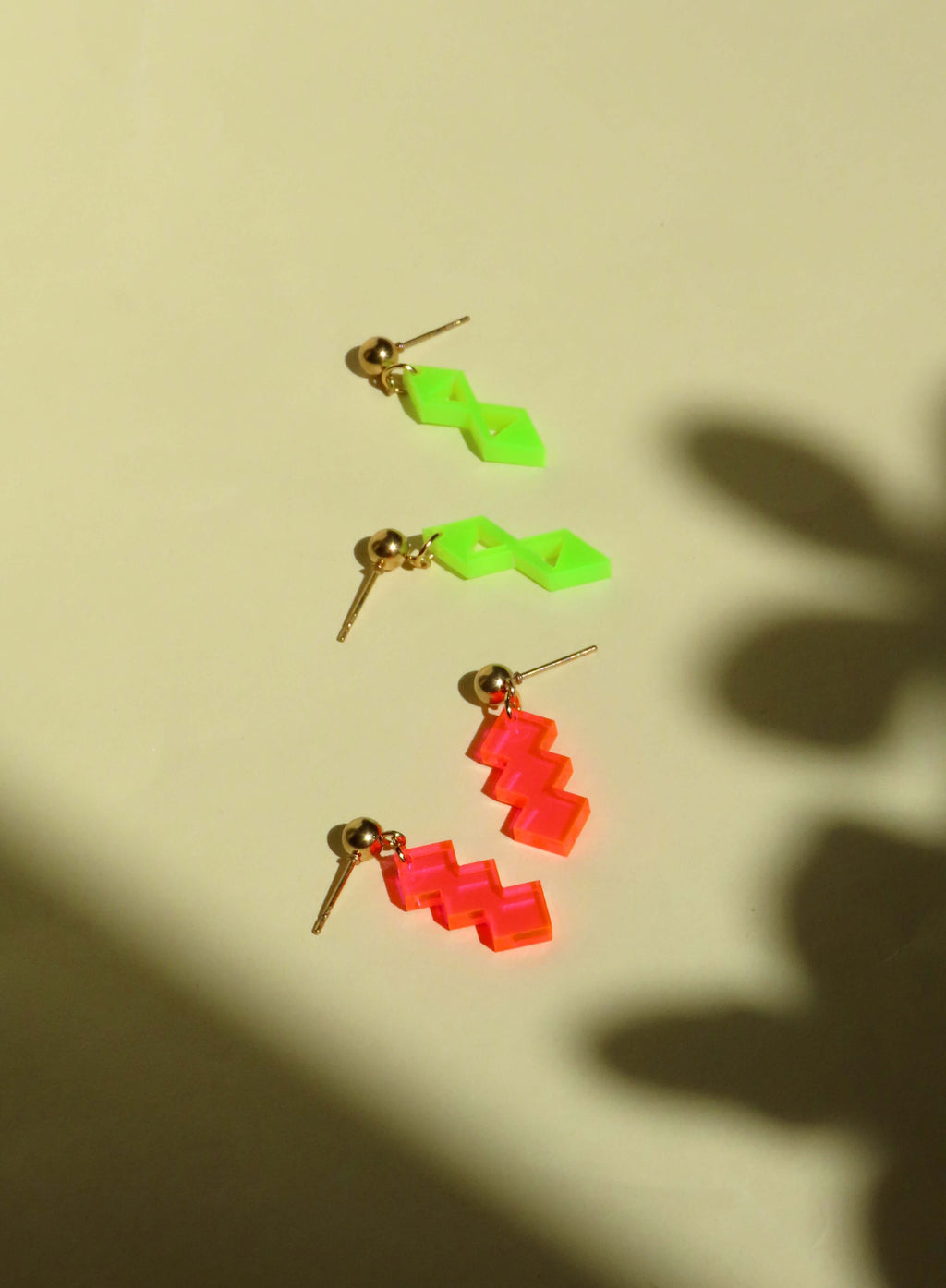 Zickzack Neon-Pinke Acryl Statement Ohrhänger