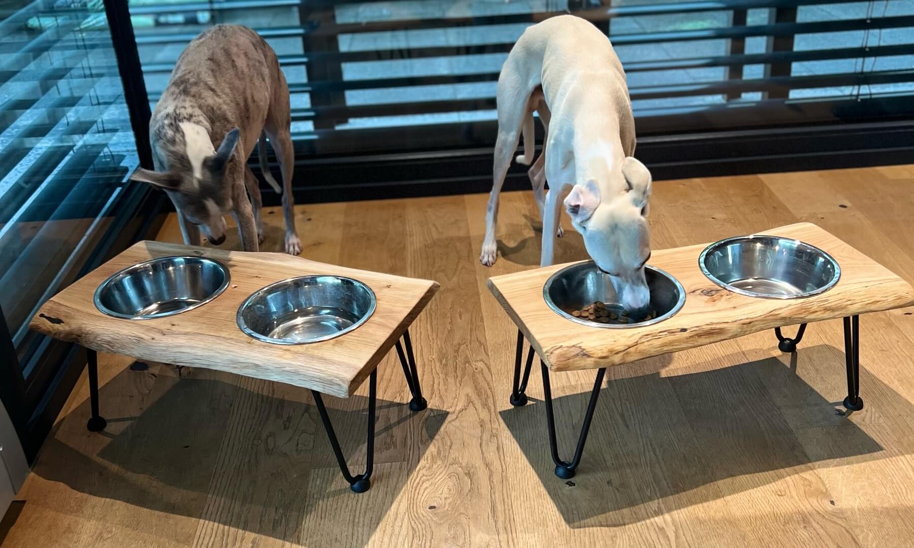 Futterstation aus Eichenholz Double mit Baumkante in Handarbeit