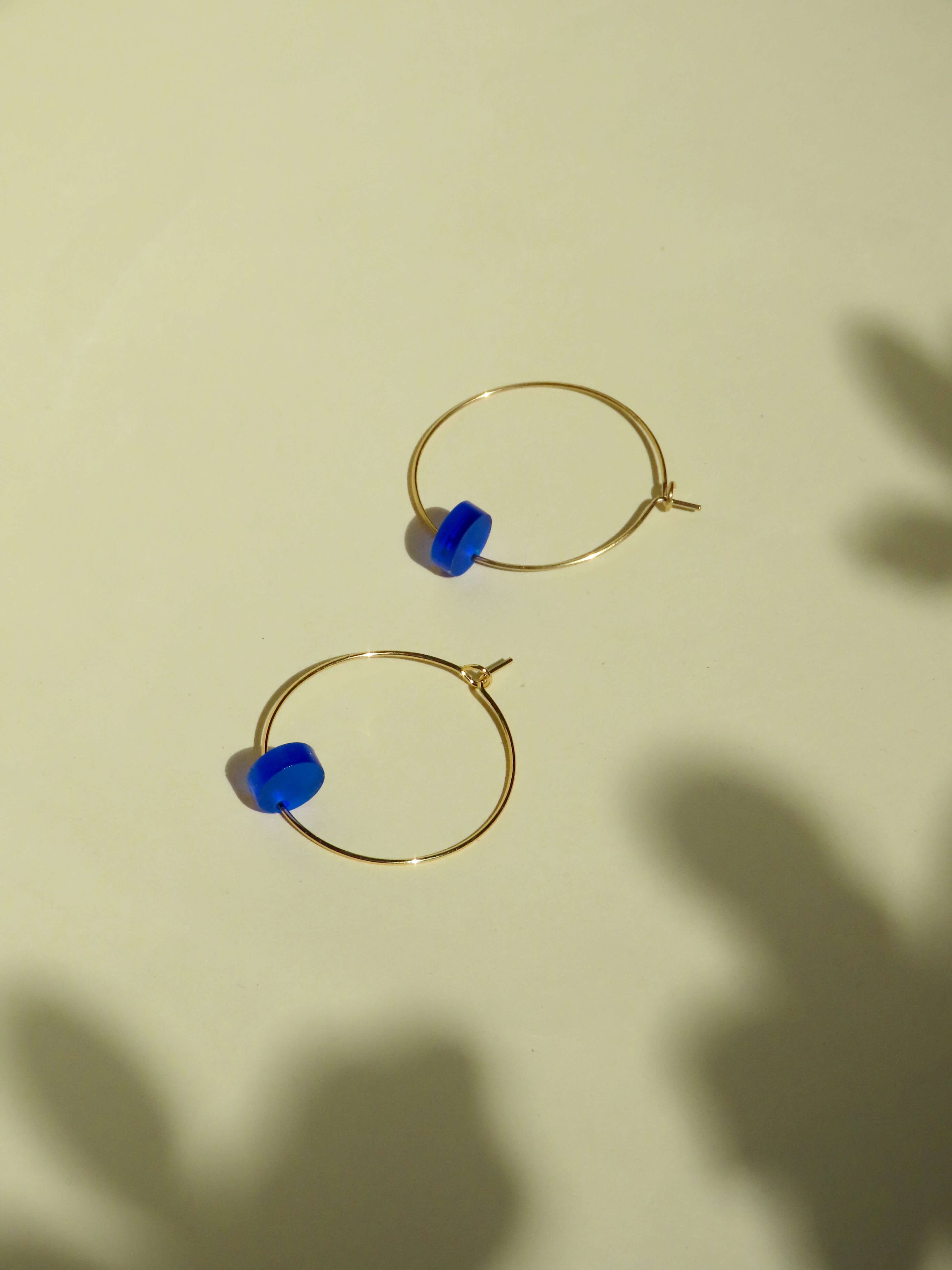 Königsblau Dots Hoops aus Edelstahl