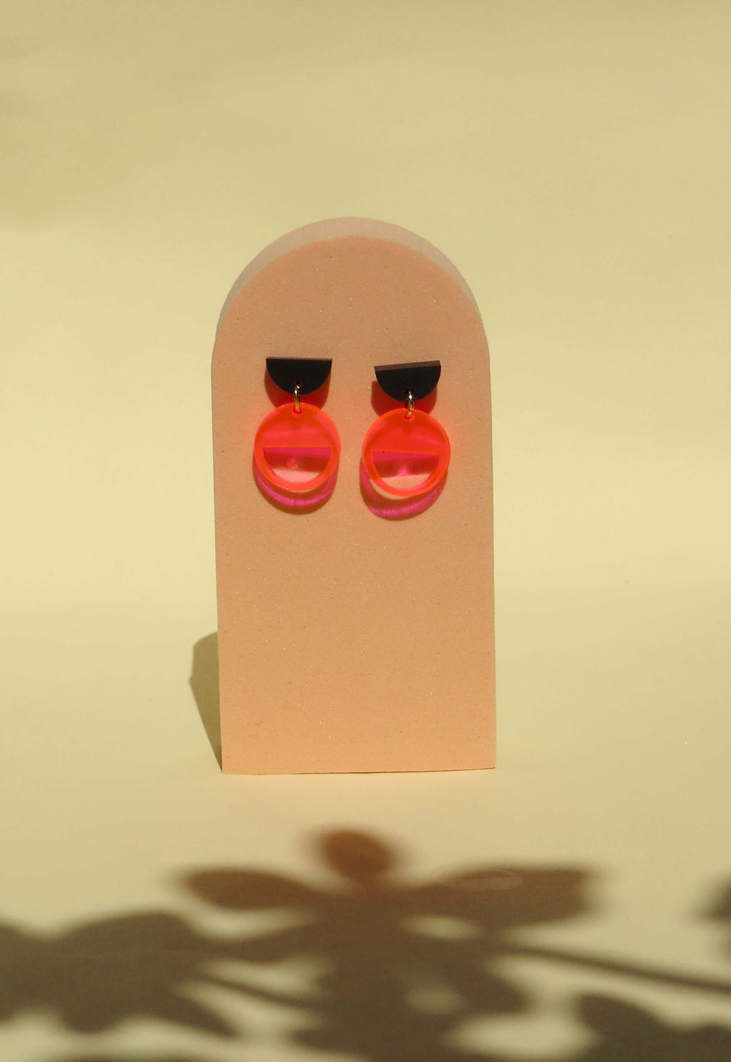 Kontrast Ohrringe in Schwarz & Neon-Pink Transparent – Halbkreis trifft Kreis