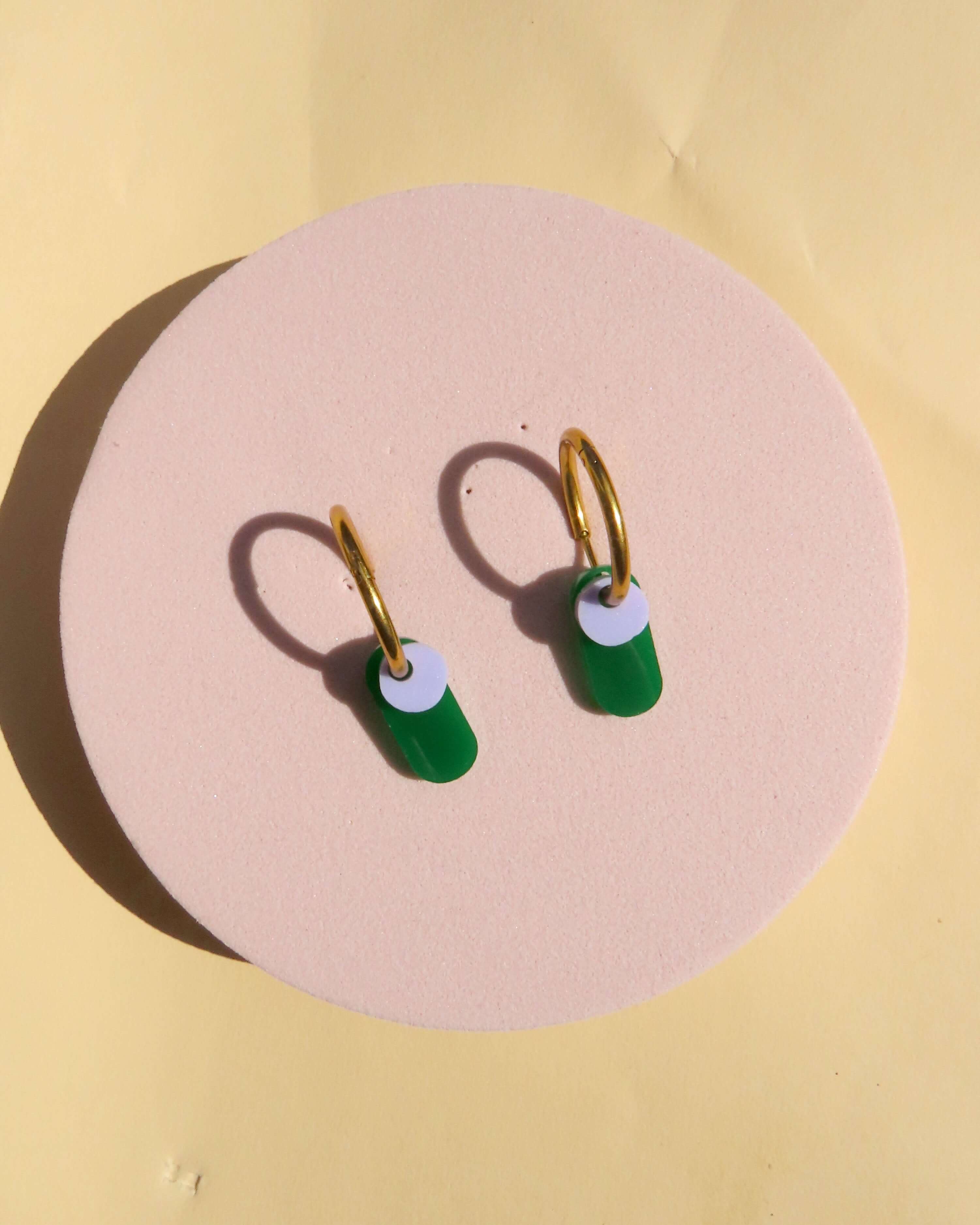 Dopamine Colors Creolen in grün/lila