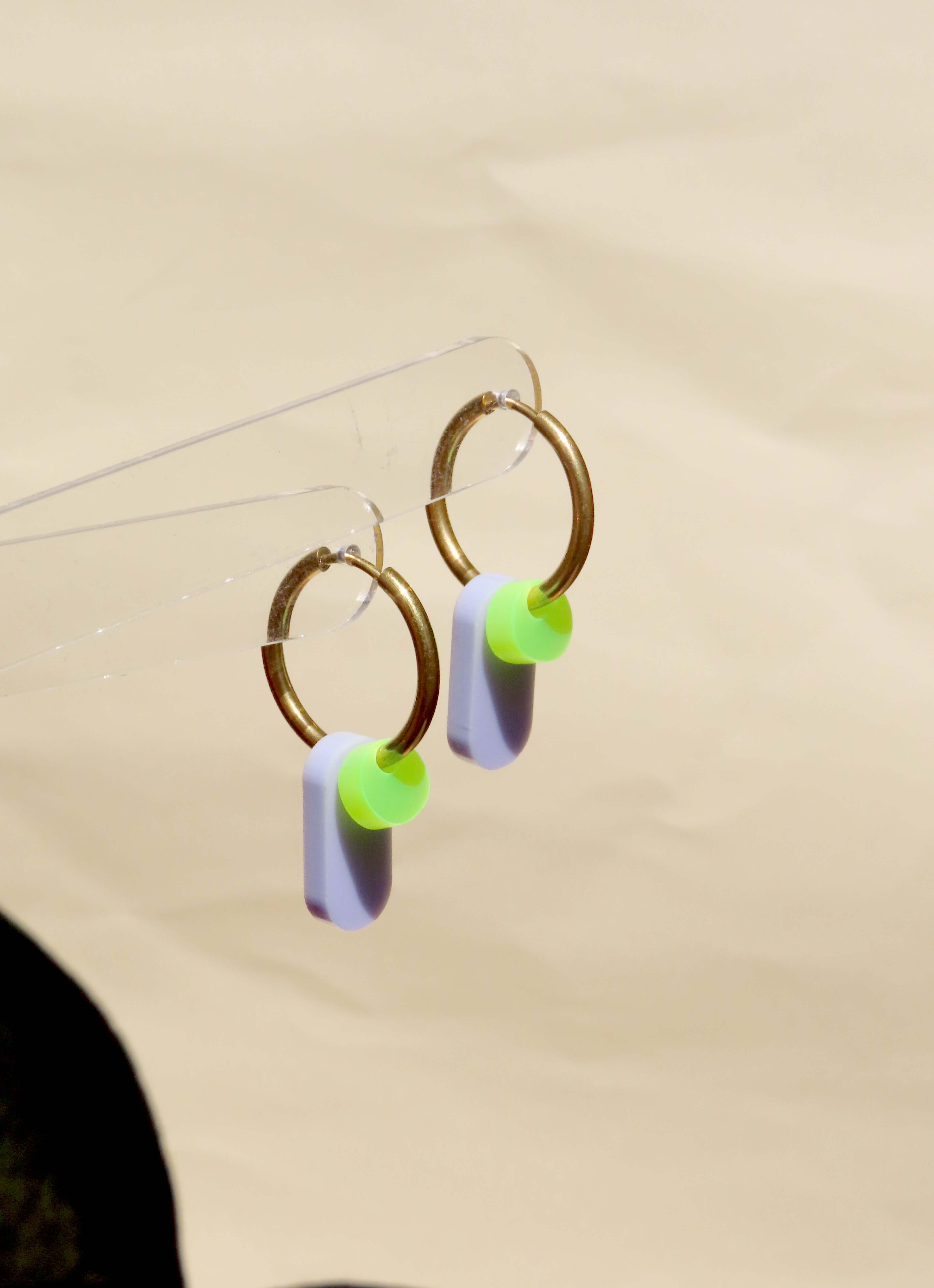 Dopamine Colors Creolen in flieder/neongrün