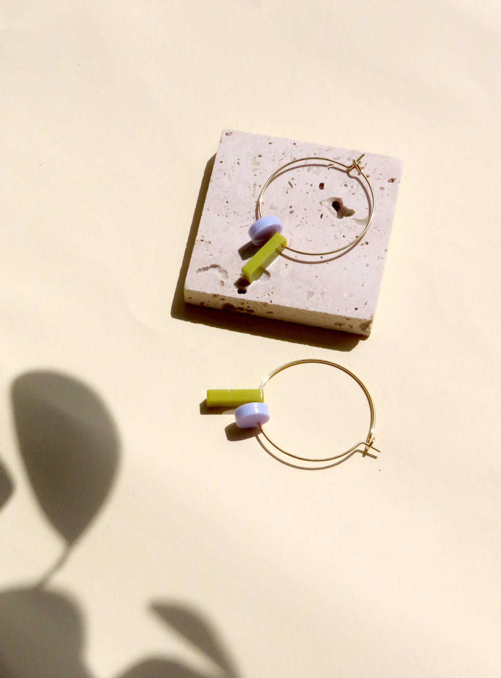 Dots mit Stick Hoops aus vergoldetem Edelstahl in avocado & flieder