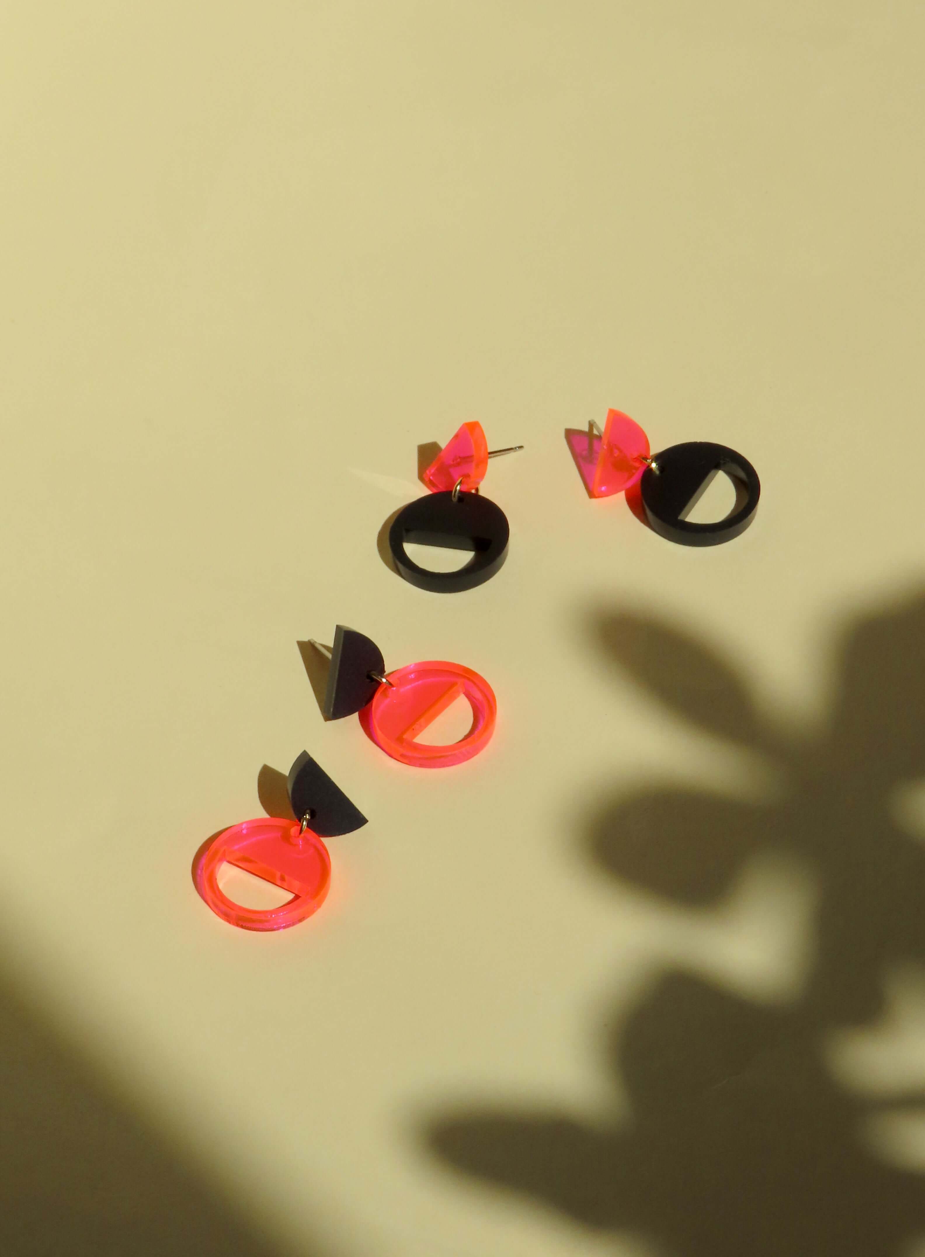 Halbkreis-Kombi Ohrstecker – Neonpinkes Acryl mit schwarzem Anhänger