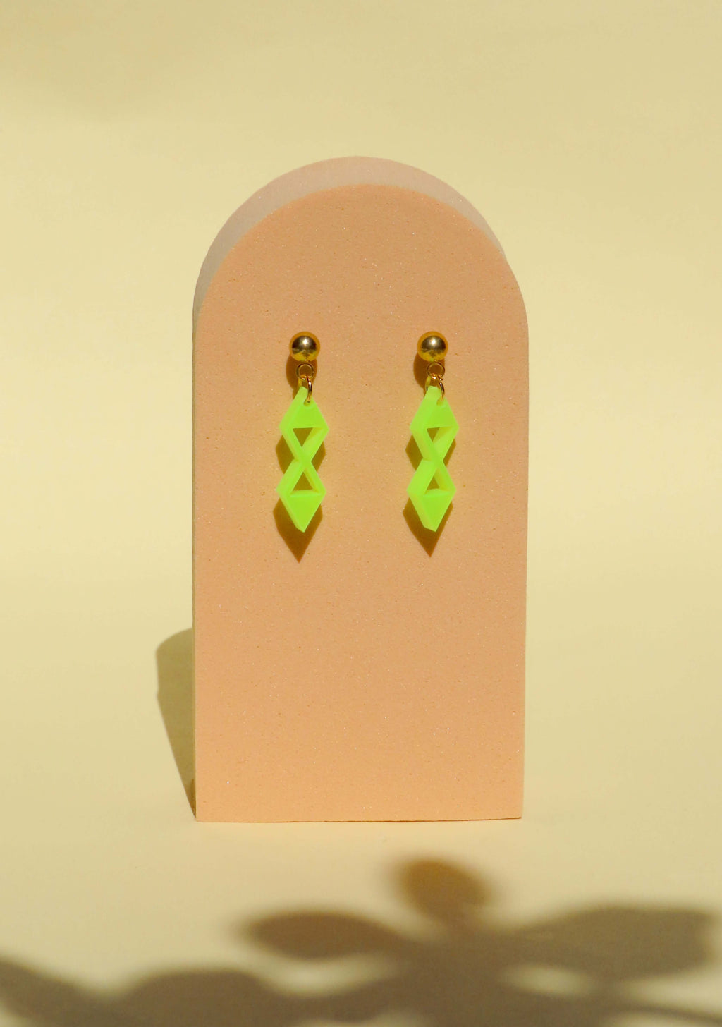 Geometrische Neon Acryl Ohrstecker – Einzigartige Doppelraute in Gelb-Grün