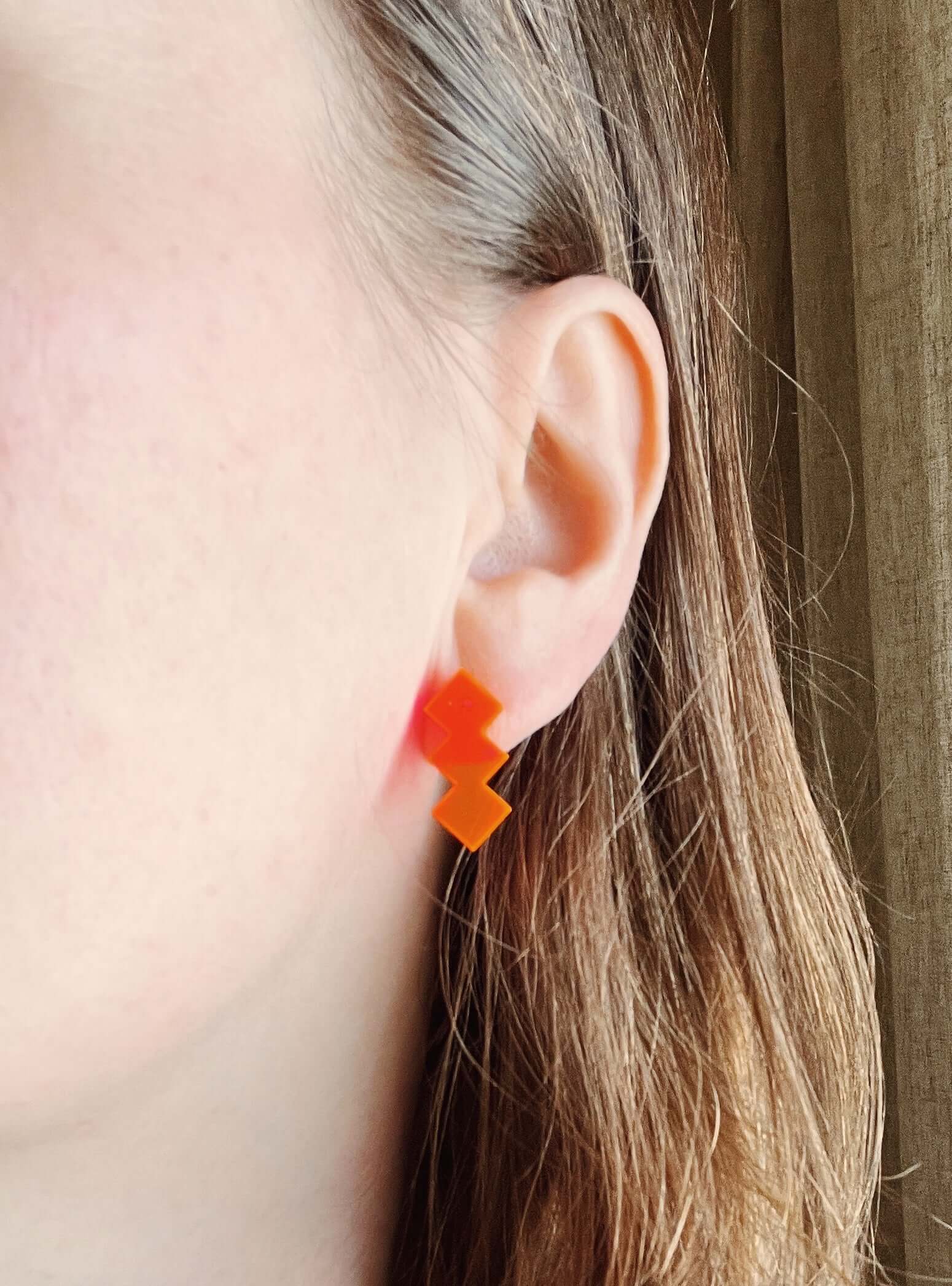 Geometric Glow: Neon-Pinke Acryl Ohrstecker