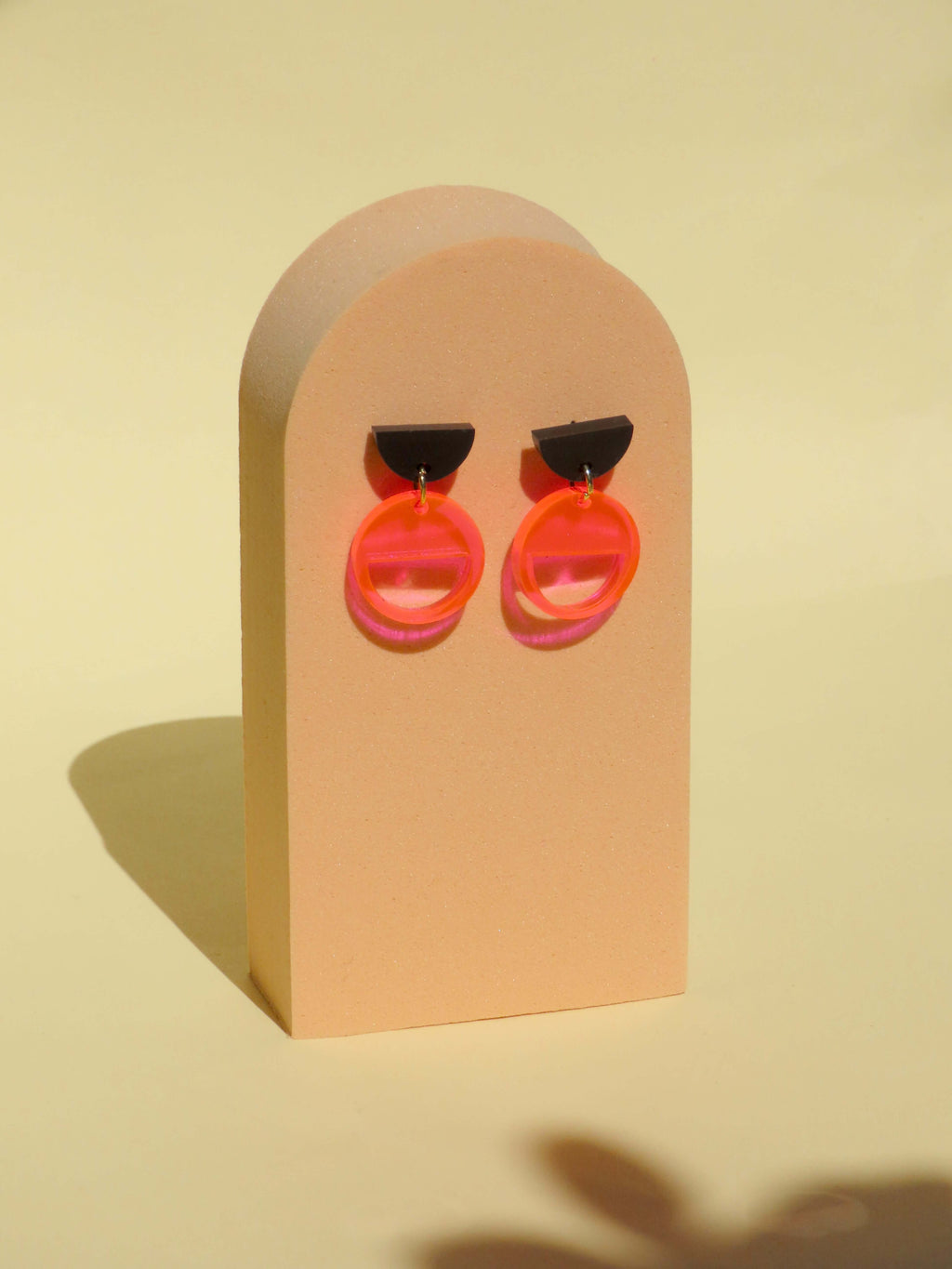 Kontrast Ohrringe in Schwarz & Neon-Pink Transparent – Halbkreis trifft Kreis