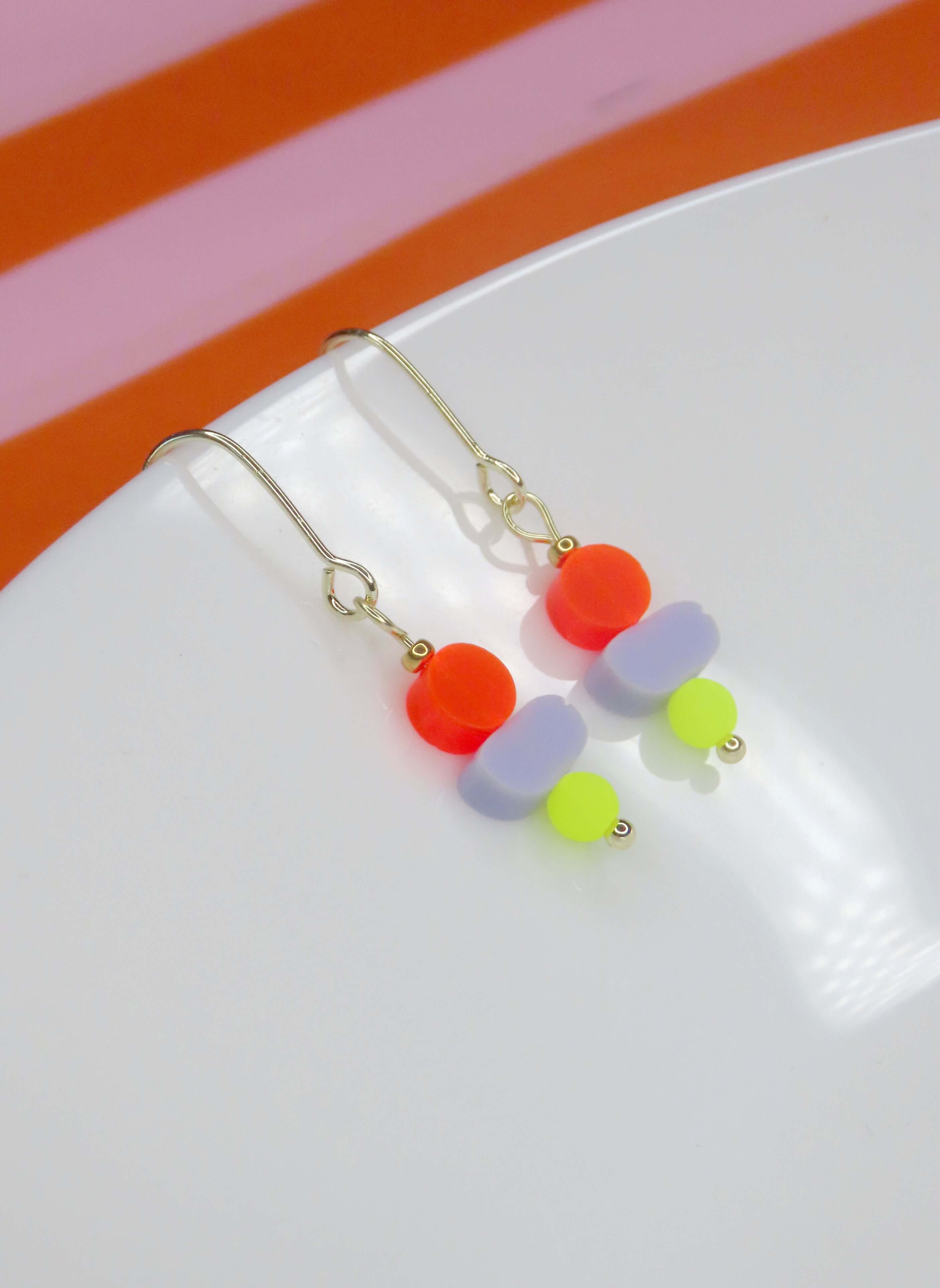 Color Treats Ohrringe neon mit gold filled Elementen