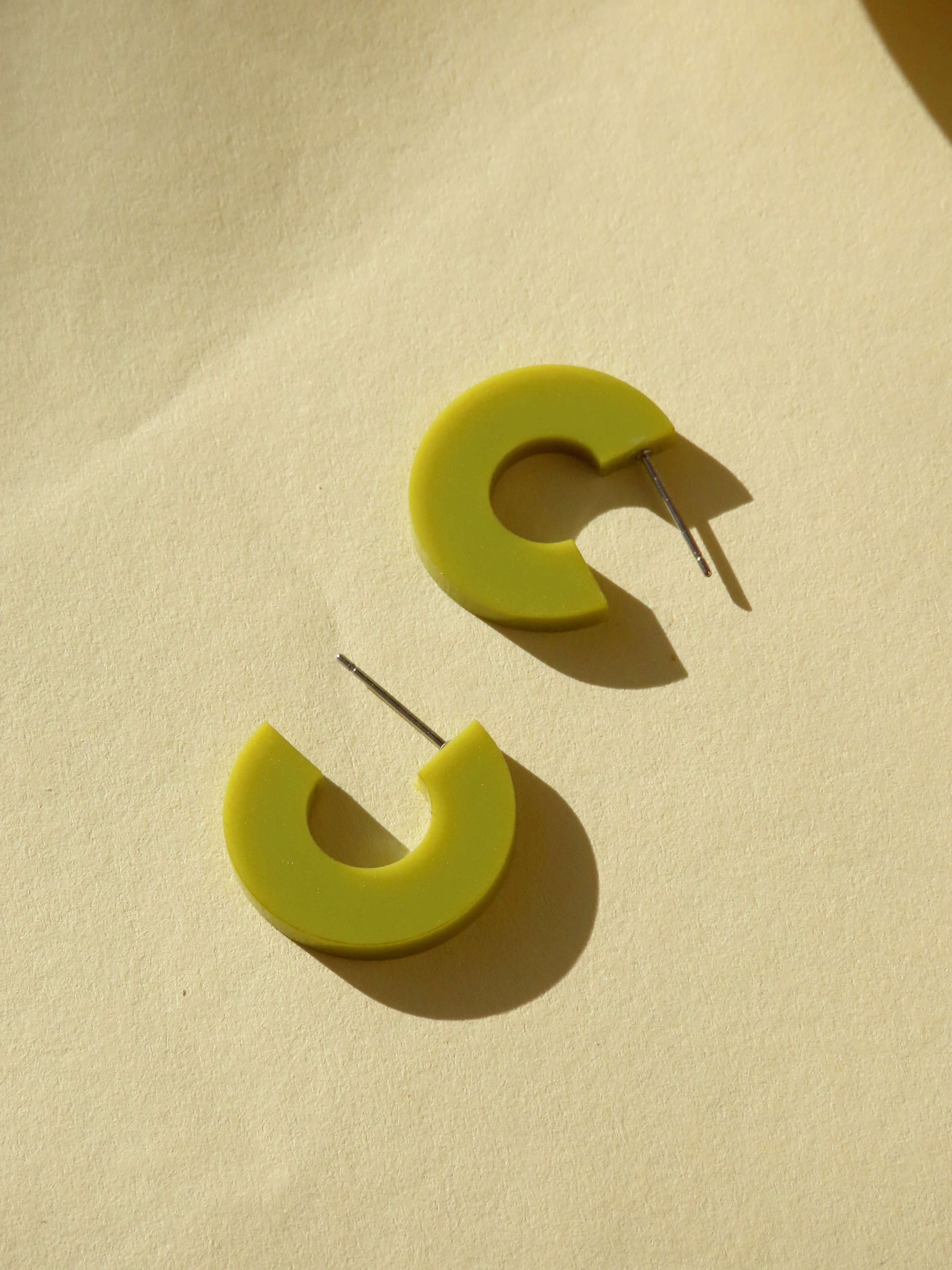 Creolen Simmi aus Acryl und Edelstahl in avocado