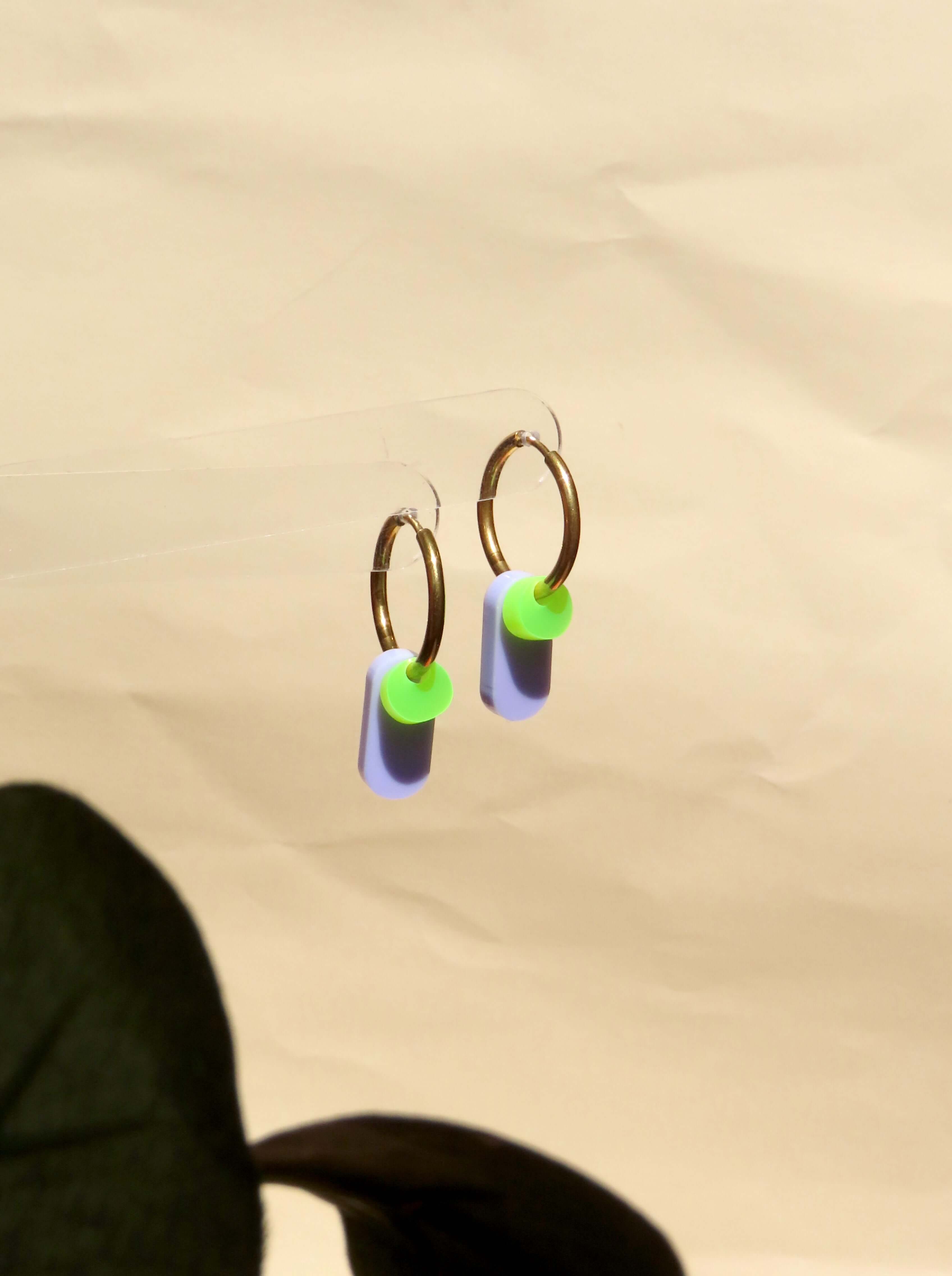 Dopamine Colors Creolen in flieder/neongrün