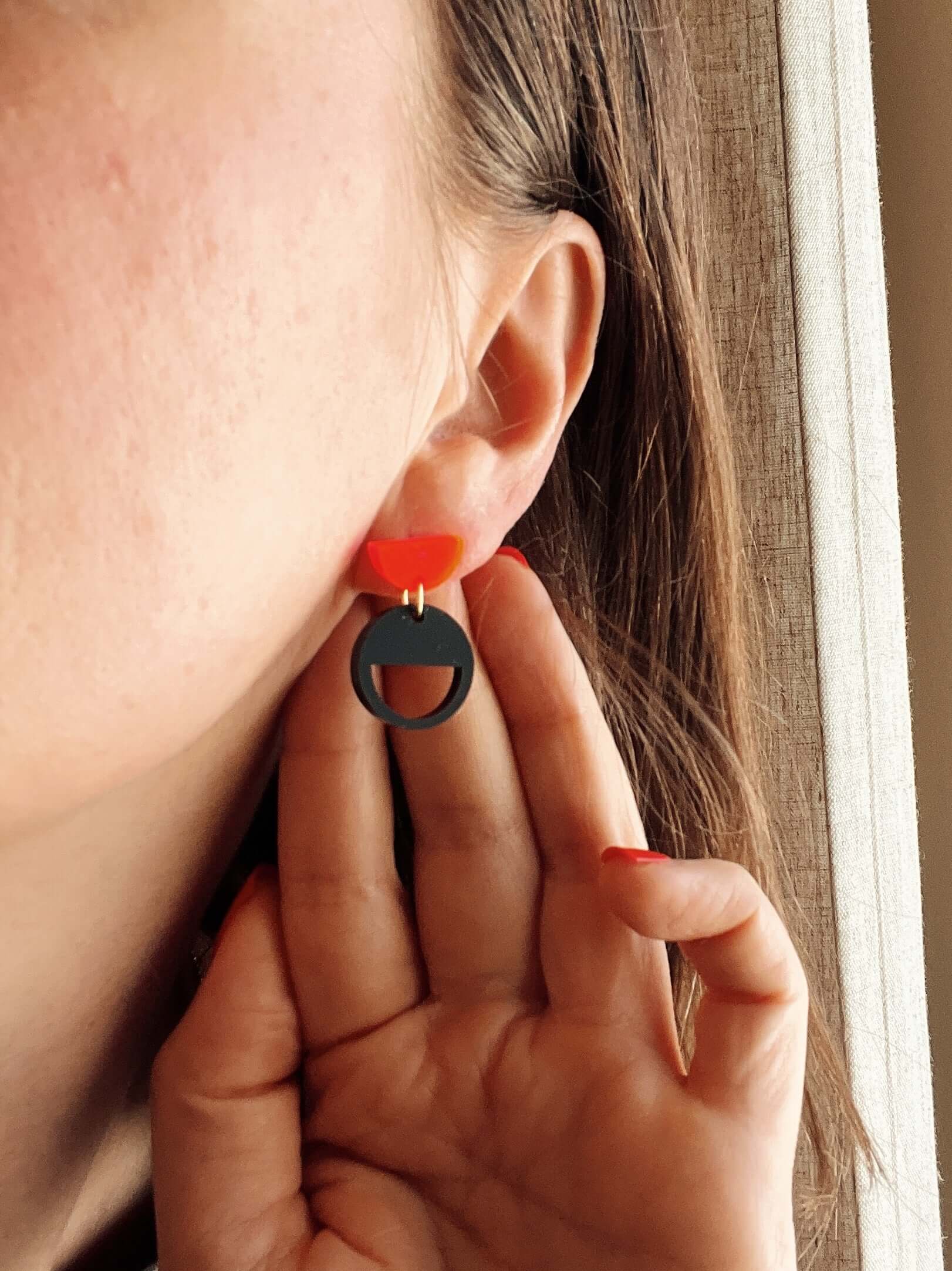 Halbkreis-Kombi Ohrstecker – Neonpinkes Acryl mit schwarzem Anhänger