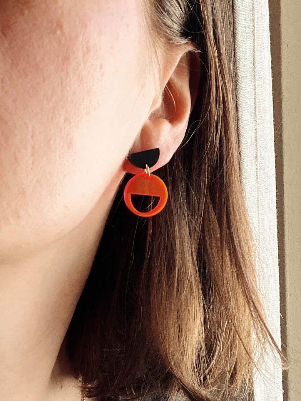 Kontrast Ohrringe in Schwarz & Neon-Pink Transparent – Halbkreis trifft Kreis
