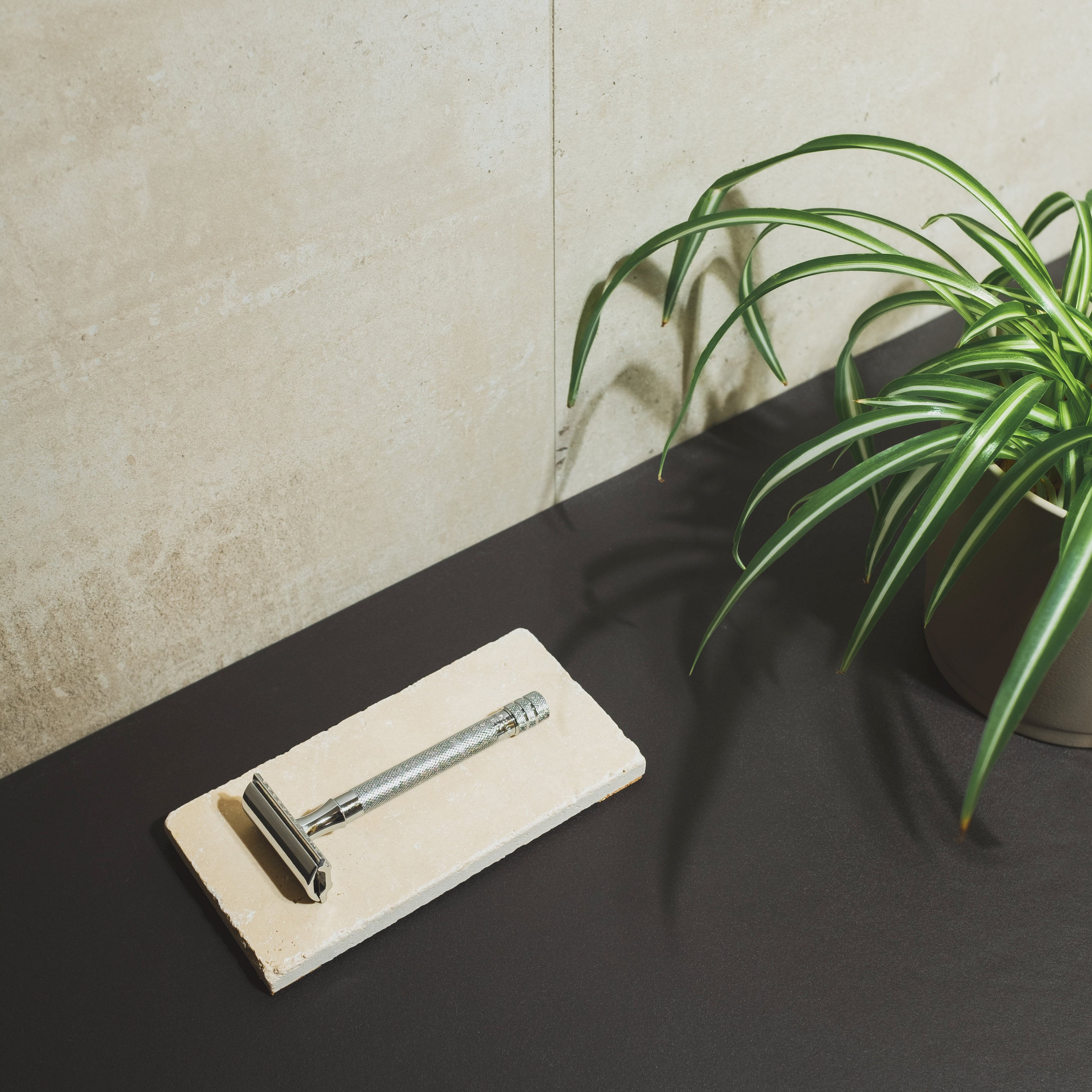 Rasierhobel | aus Metall, rostfrei | mit günstigen Klingen | unisex | Gesicht + Körper + Intimbereich