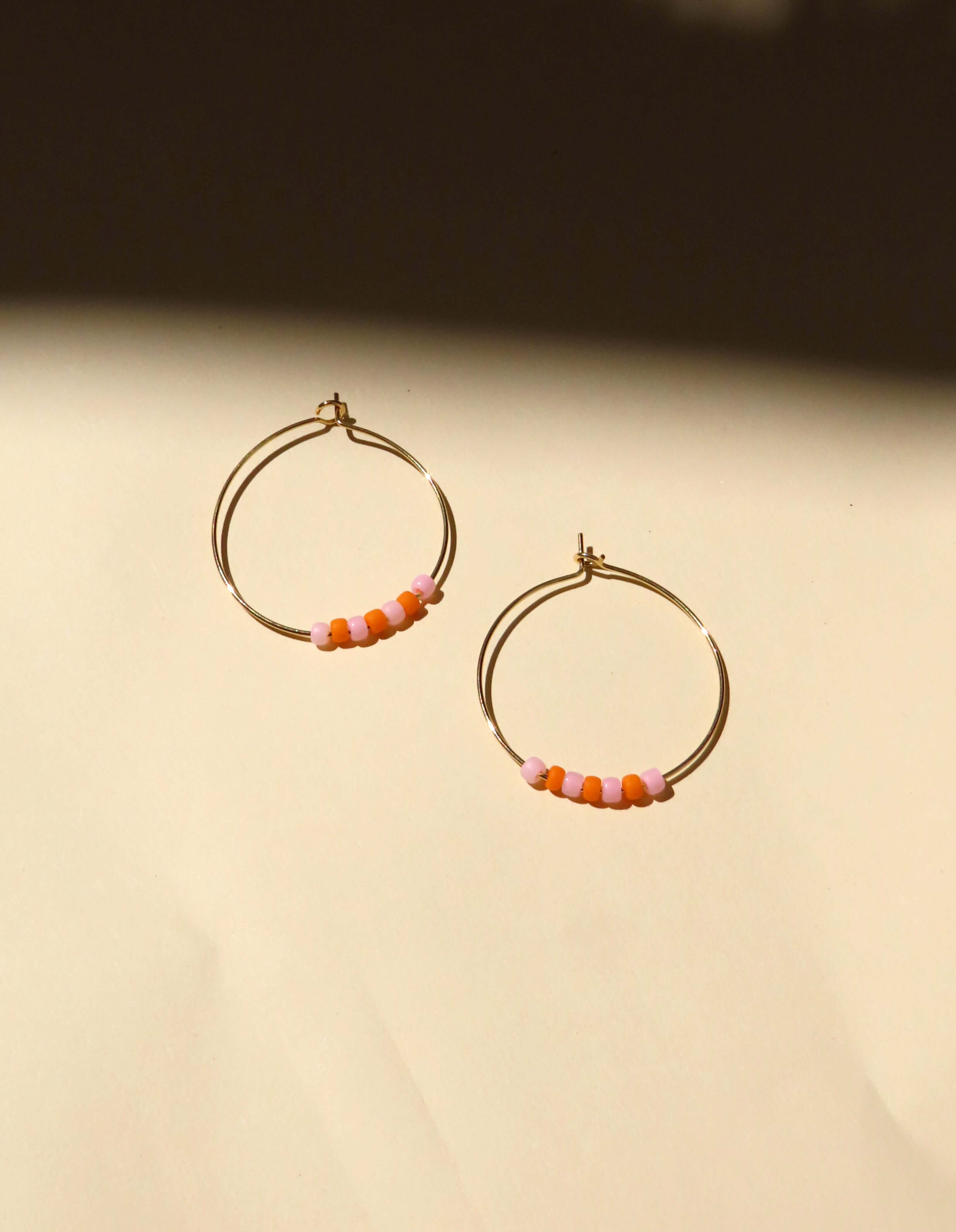Hoops aus Edelstahl mit Toho Seed Perlen in rosa und orange