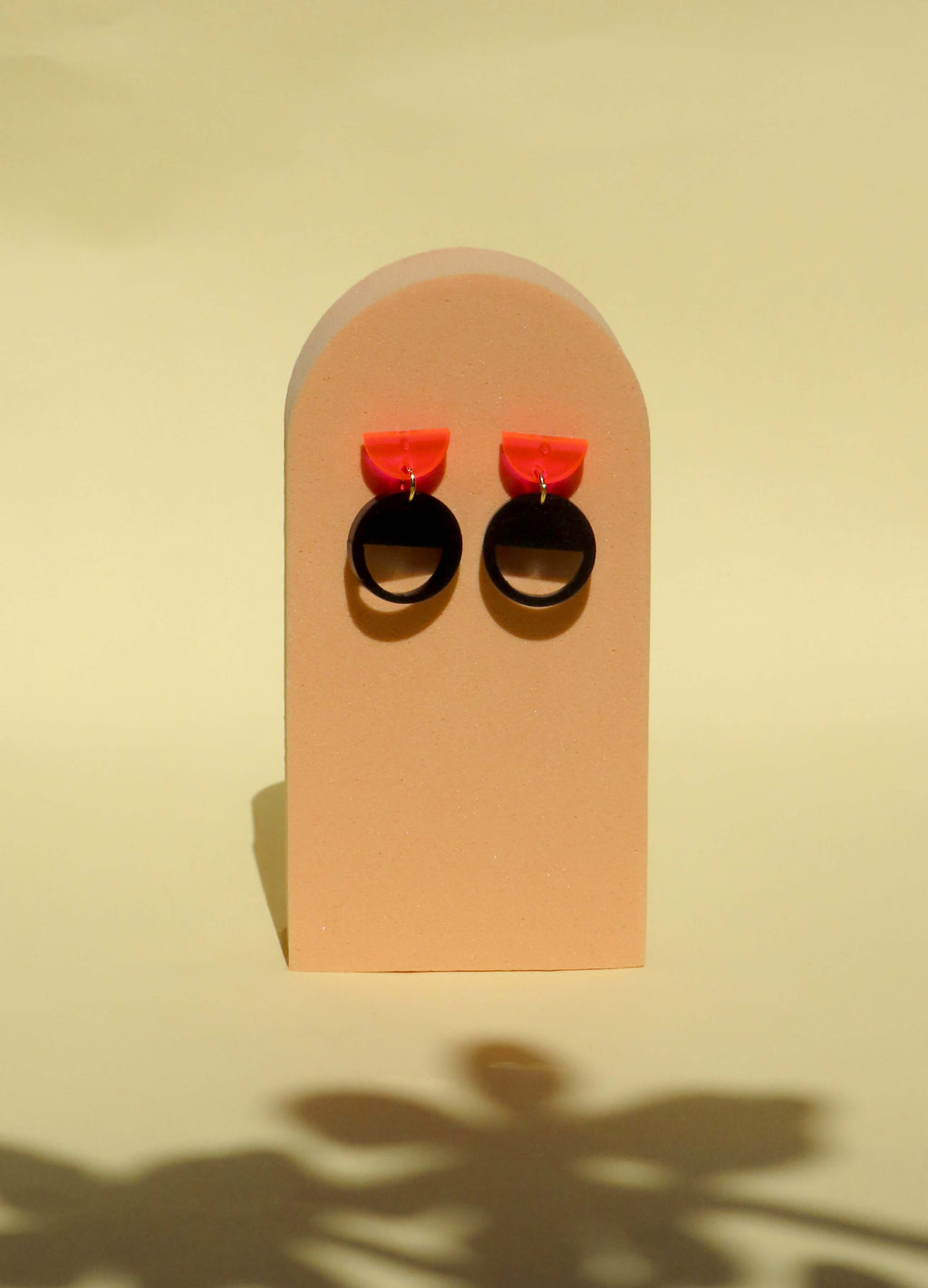 Halbkreis-Kombi Ohrstecker – Neonpinkes Acryl mit schwarzem Anhänger