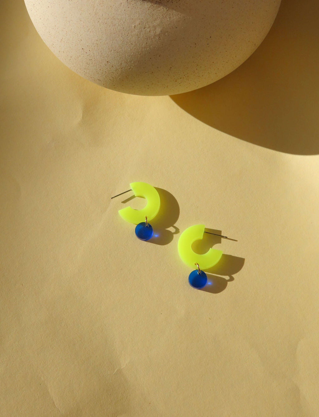 Creolen Silva aus Acryl und Edelstahl in neon gelb und tiefblau