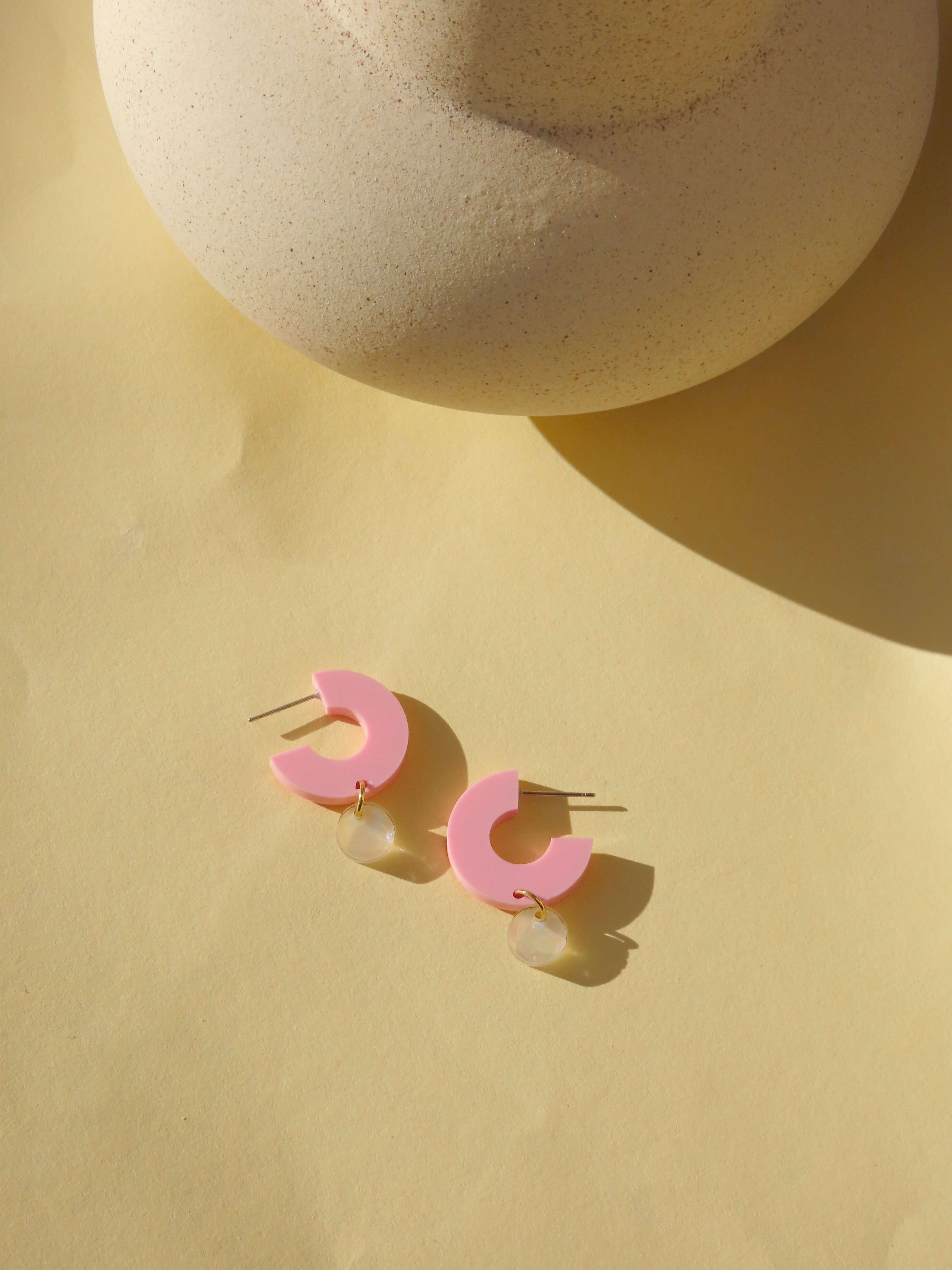 Creolen Silva aus Acryl und Edelstahl in rosa und perlweiß