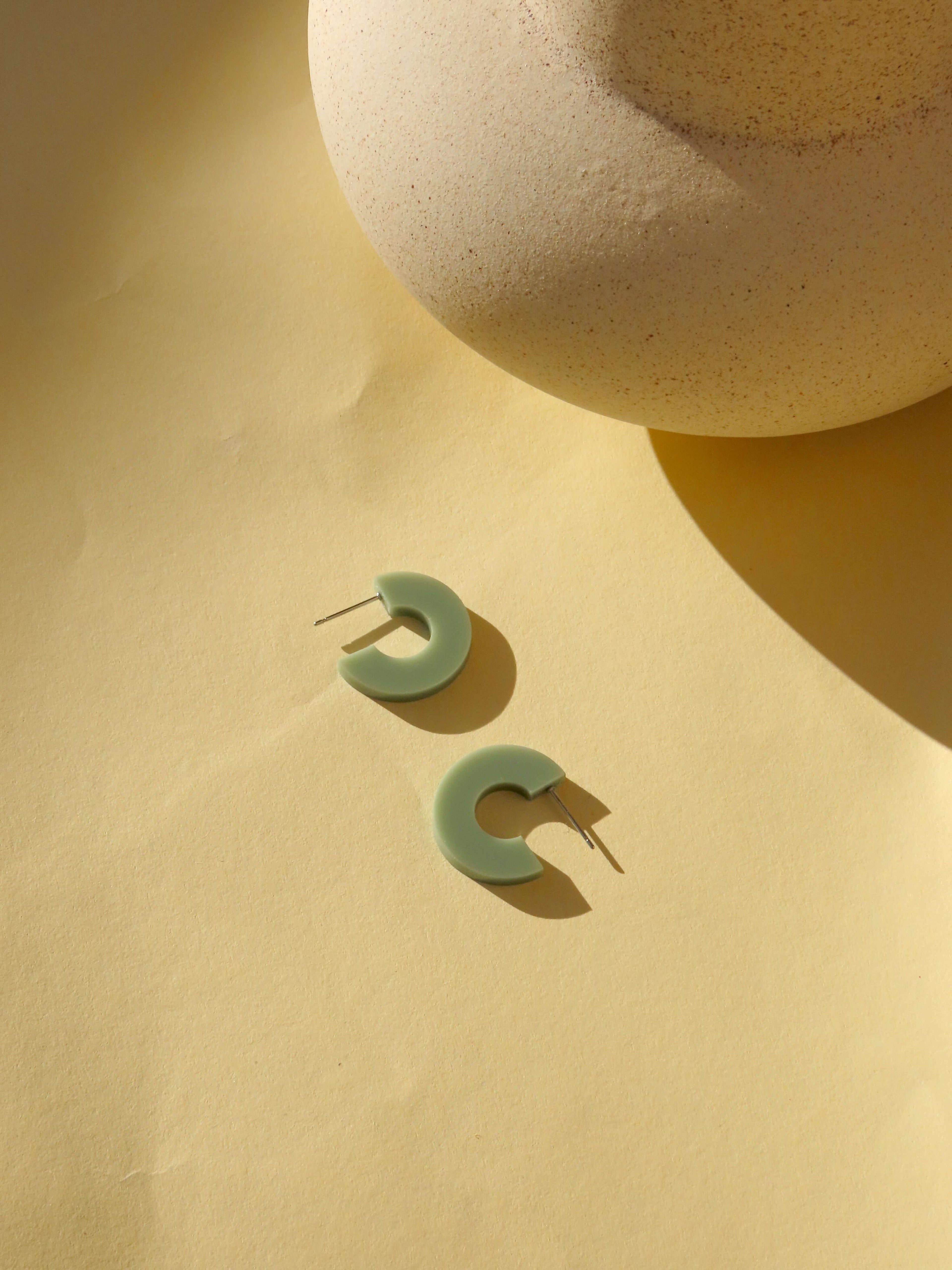 Creolen Simmi aus Acryl und Edelstahl in khaki