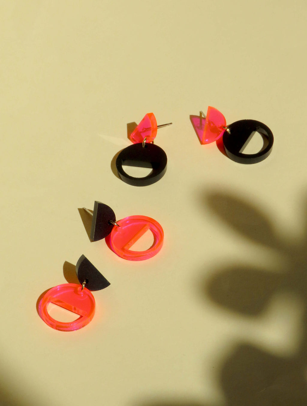 Halbkreis-Kombi Ohrstecker – Neonpinkes Acryl mit schwarzem Anhänger