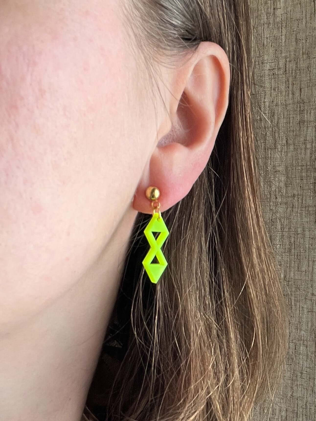 Geometrische Neon Acryl Ohrstecker – Einzigartige Doppelraute in Gelb-Grün