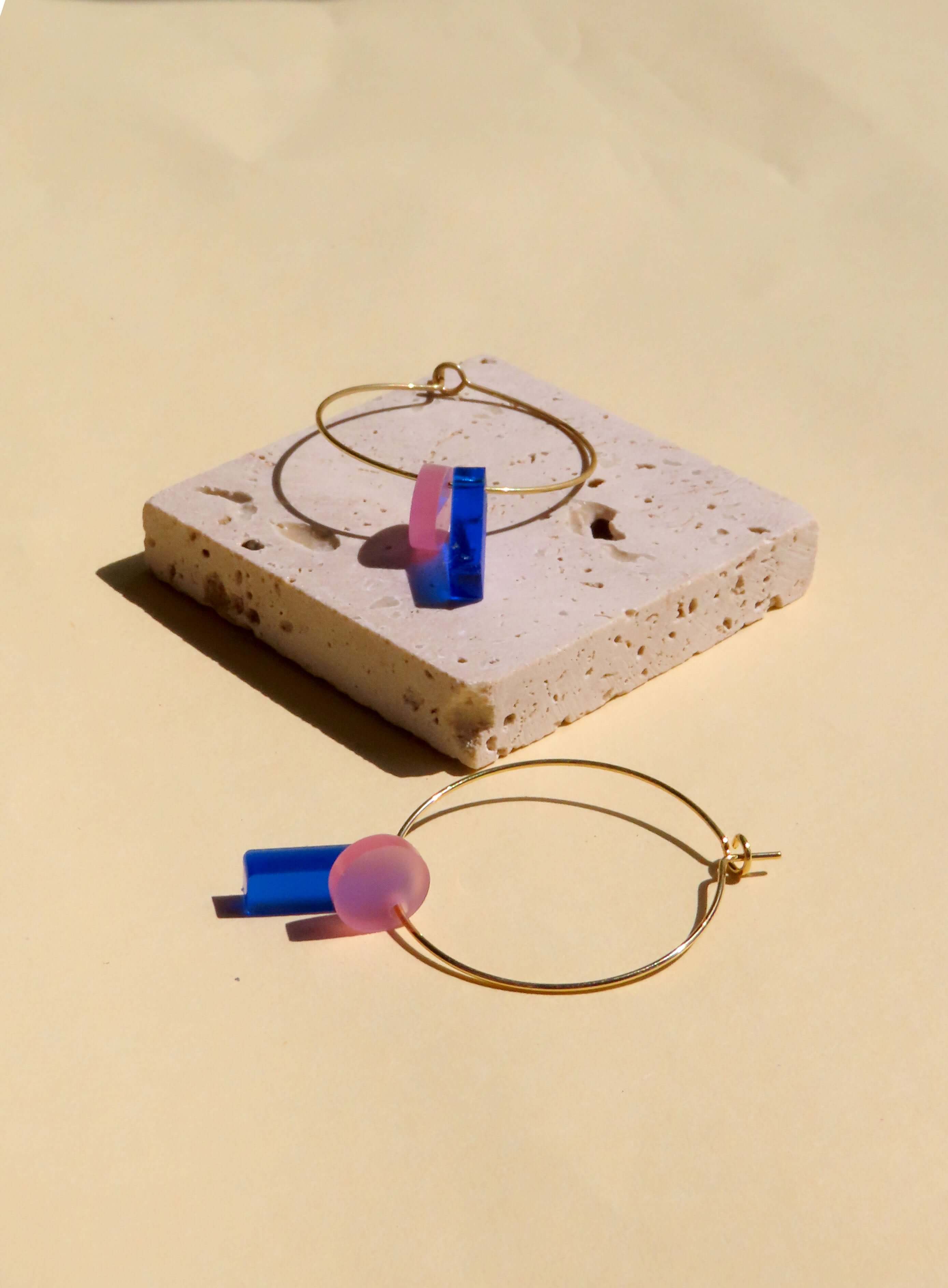 Dots mit Stick Hoops aus vergoldetem Edelstahl in königsblau & eisrosa