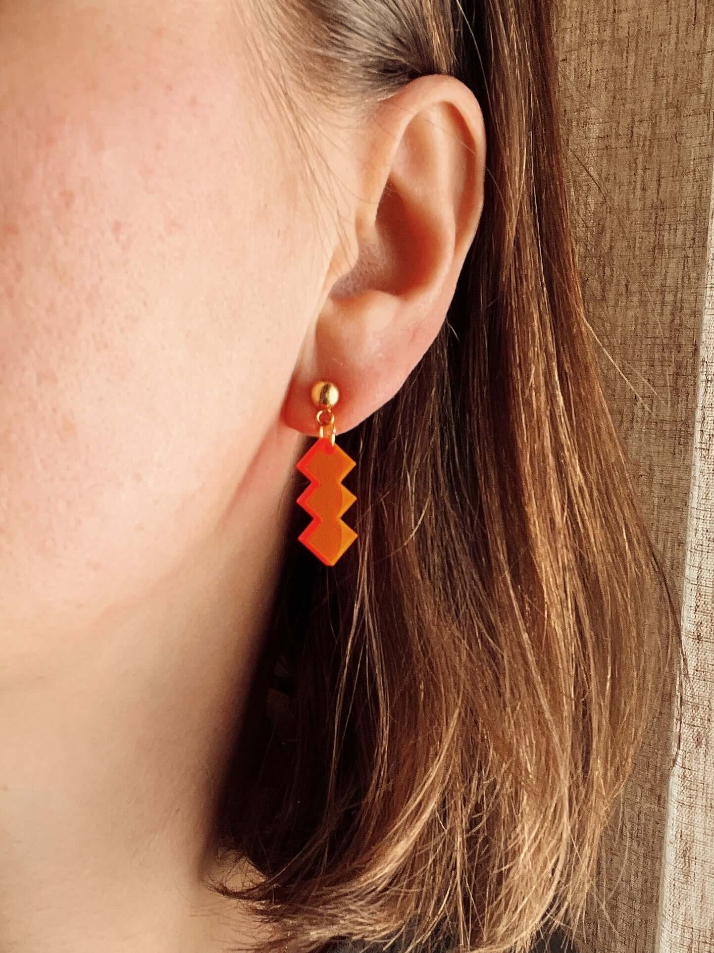 Zickzack Neon-Pinke Acryl Statement Ohrhänger